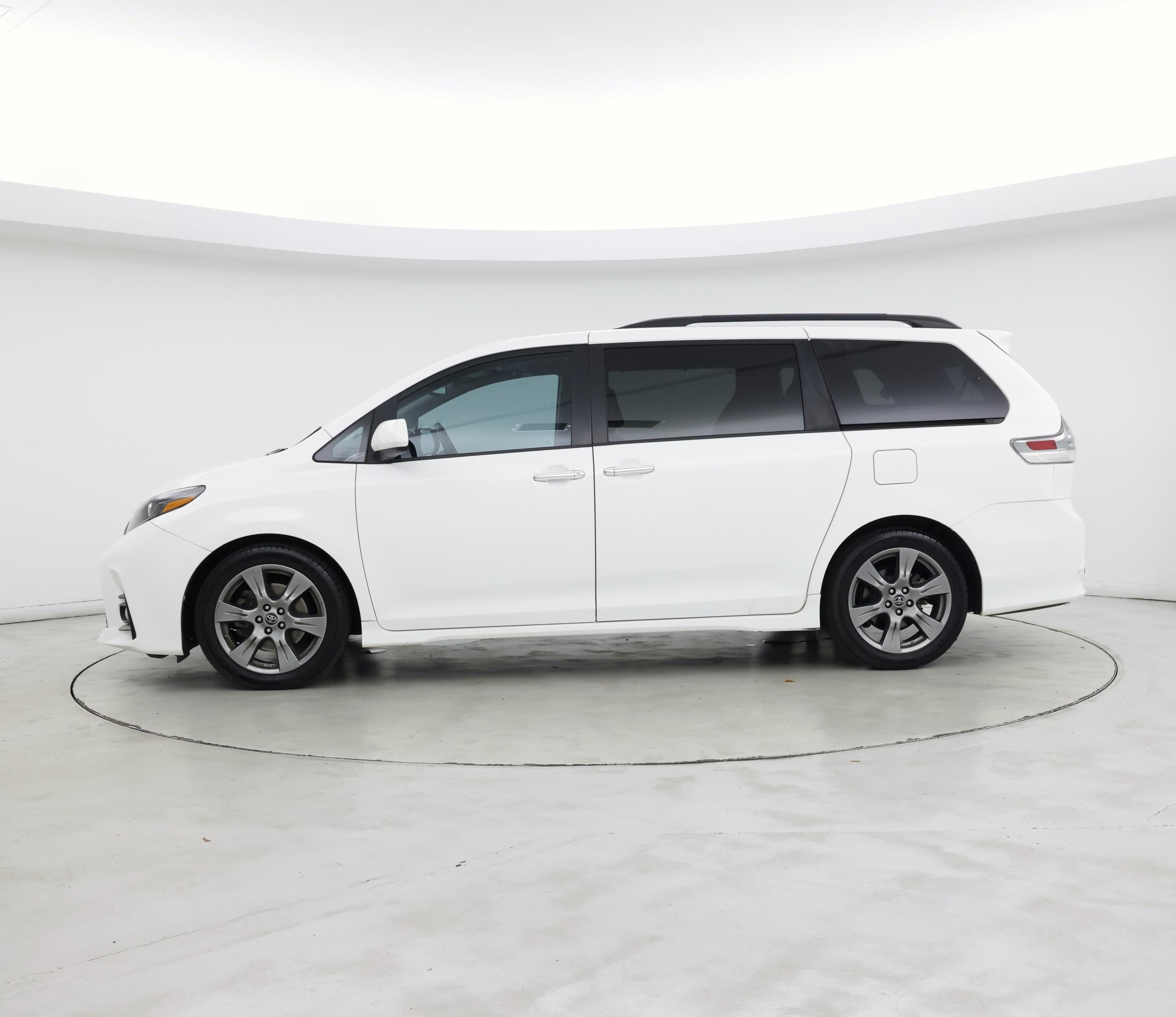 Thumbnail: 2018 Toyota Sienna - 3