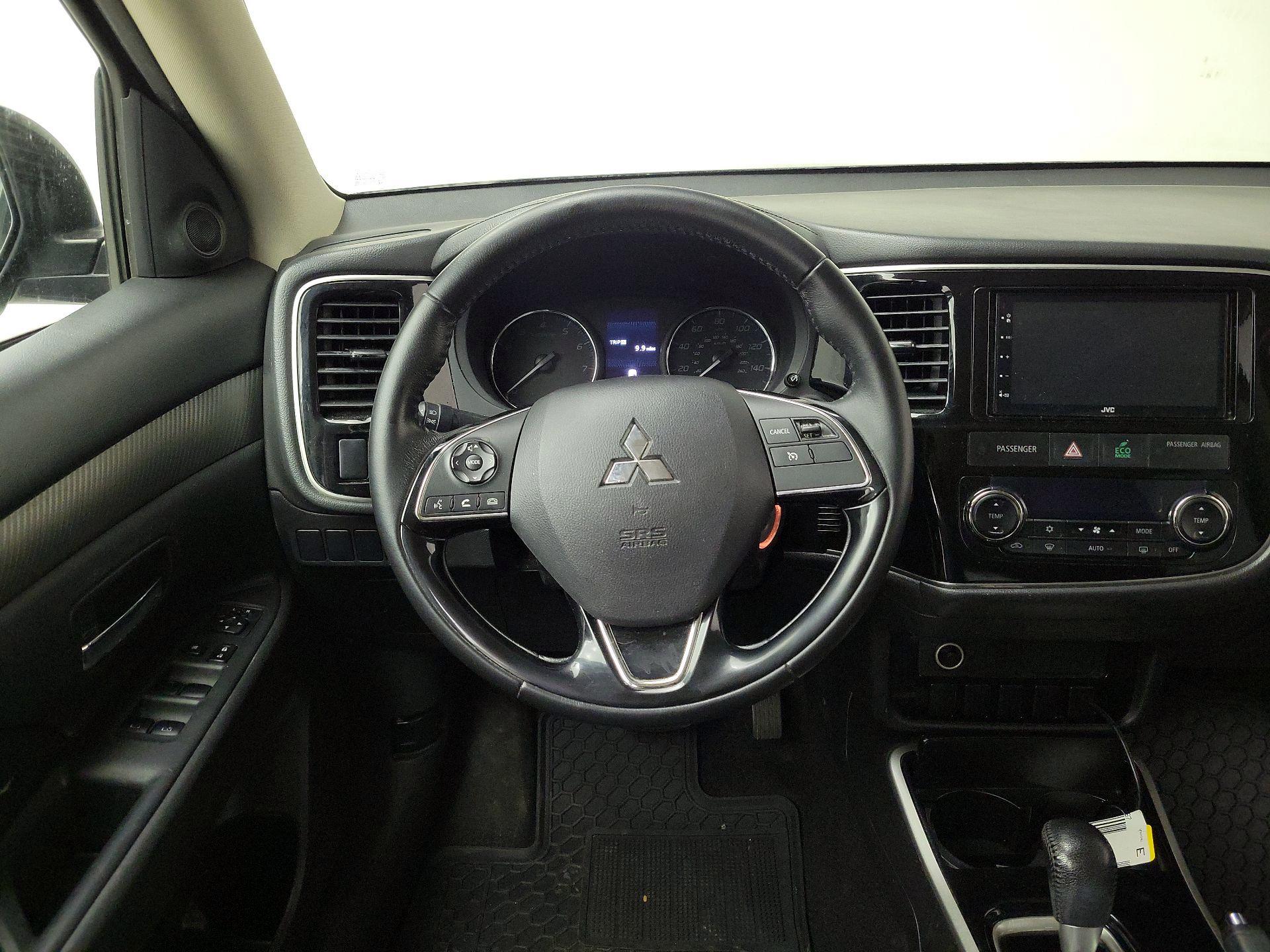 Thumbnail: 2017 Mitsubishi Outlander - 10