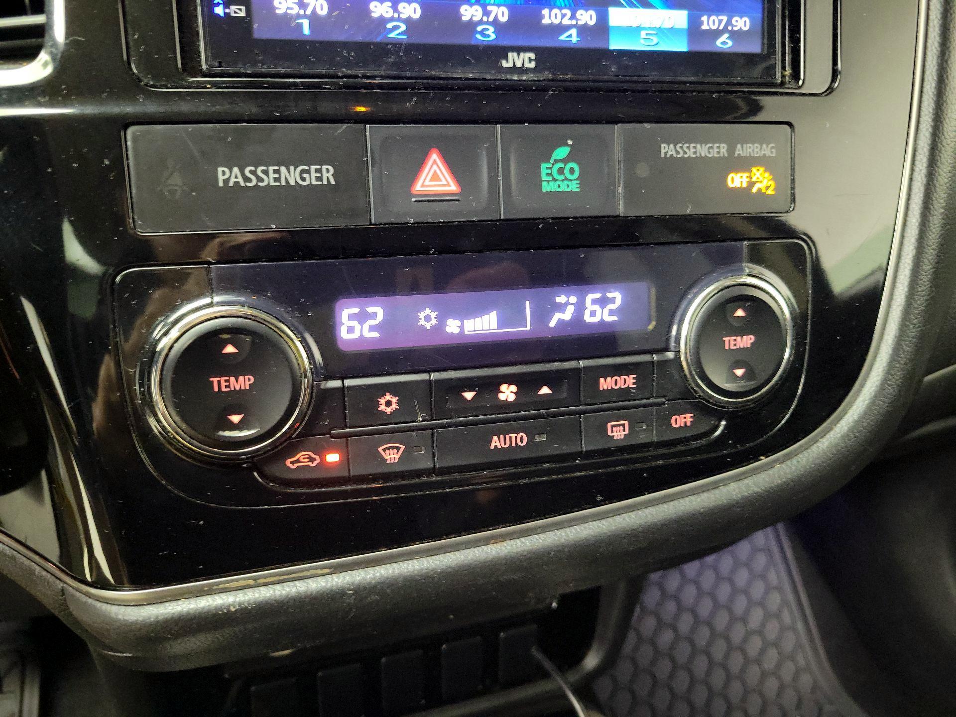 Thumbnail: 2017 Mitsubishi Outlander - 16