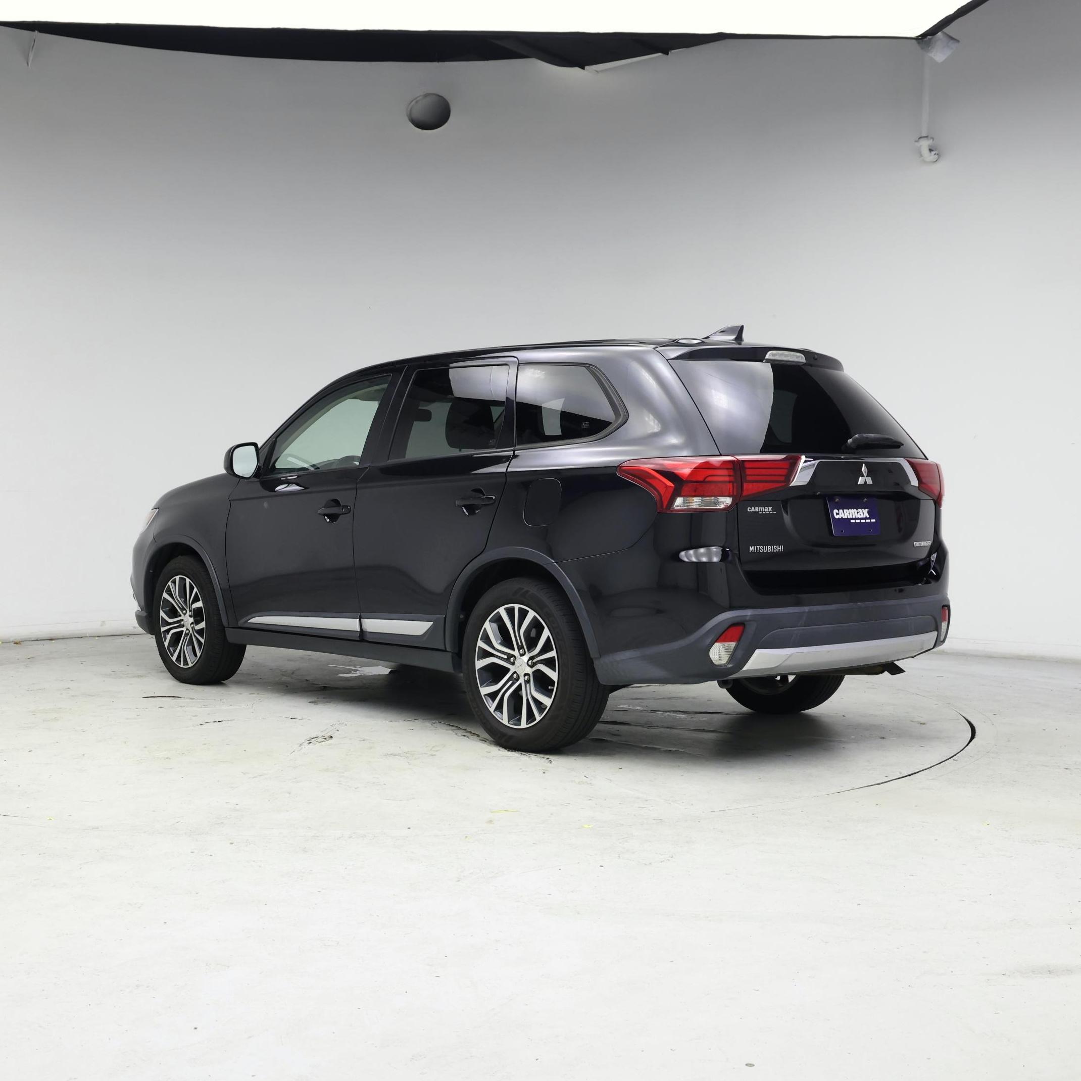 Thumbnail: 2017 Mitsubishi Outlander - 2