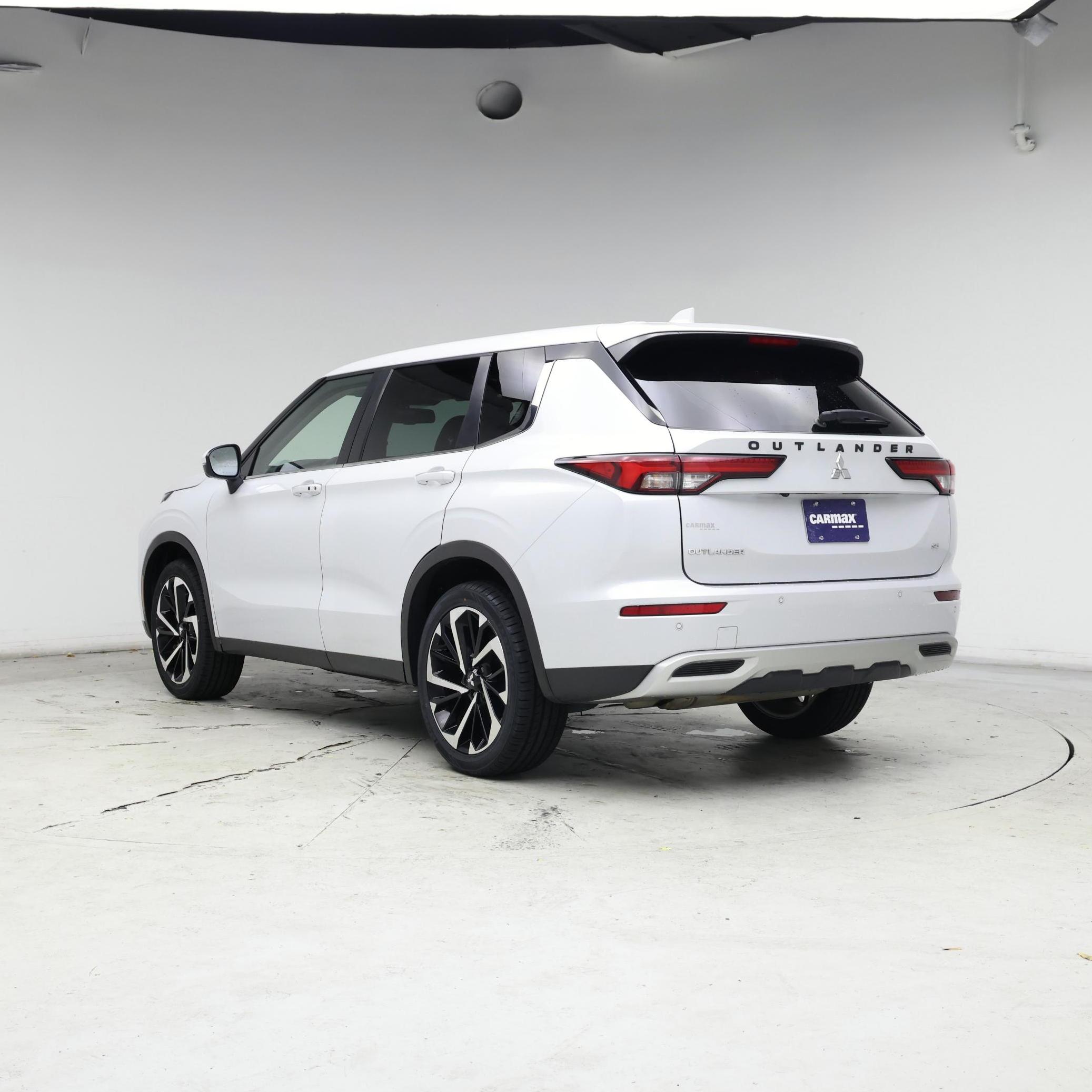 Thumbnail: 2023 Mitsubishi Outlander - 2