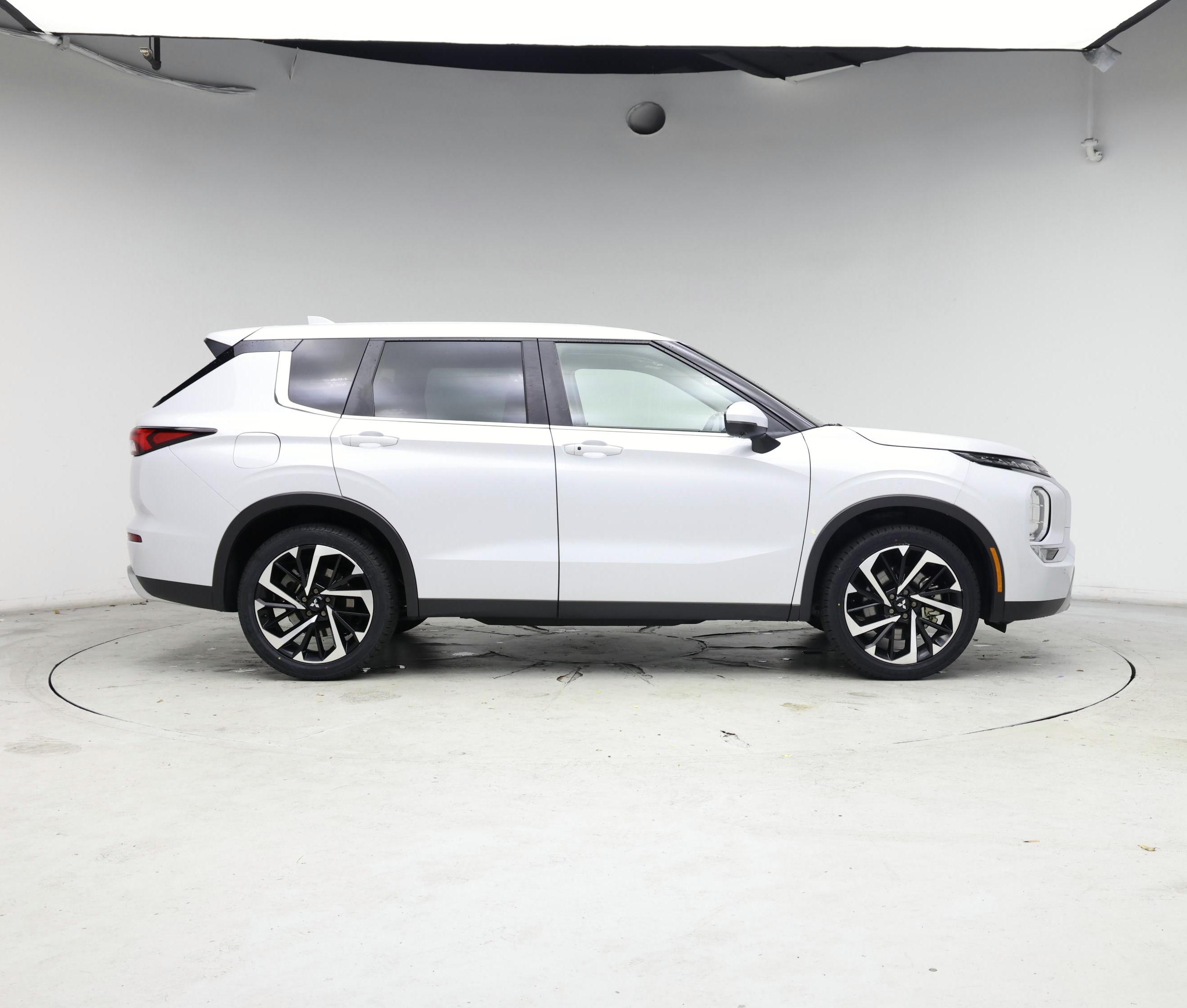 Thumbnail: 2023 Mitsubishi Outlander - 7