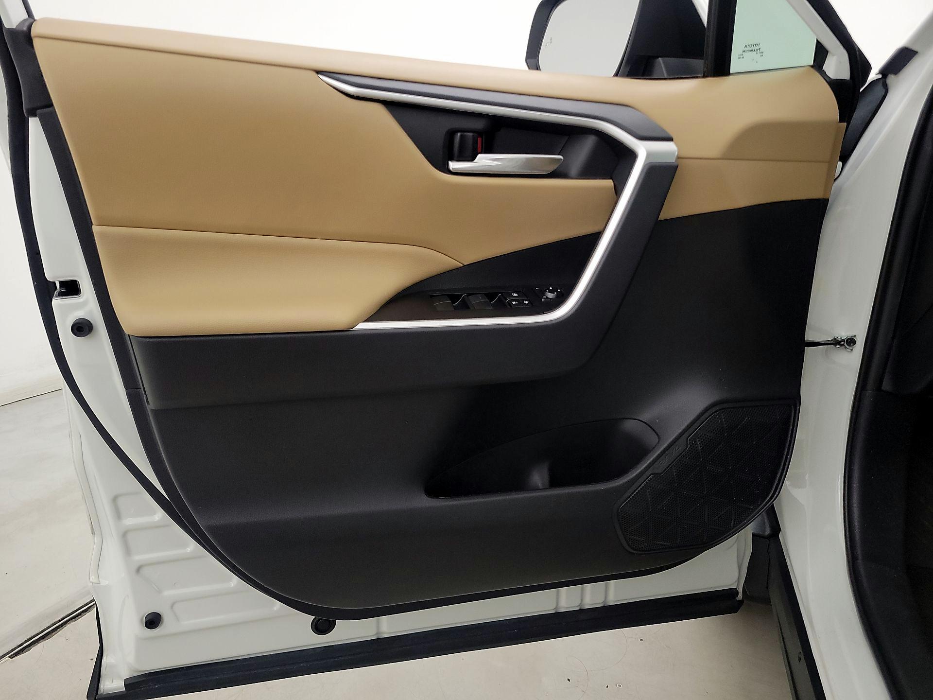 Thumbnail: 2021 Toyota RAV4 - 12