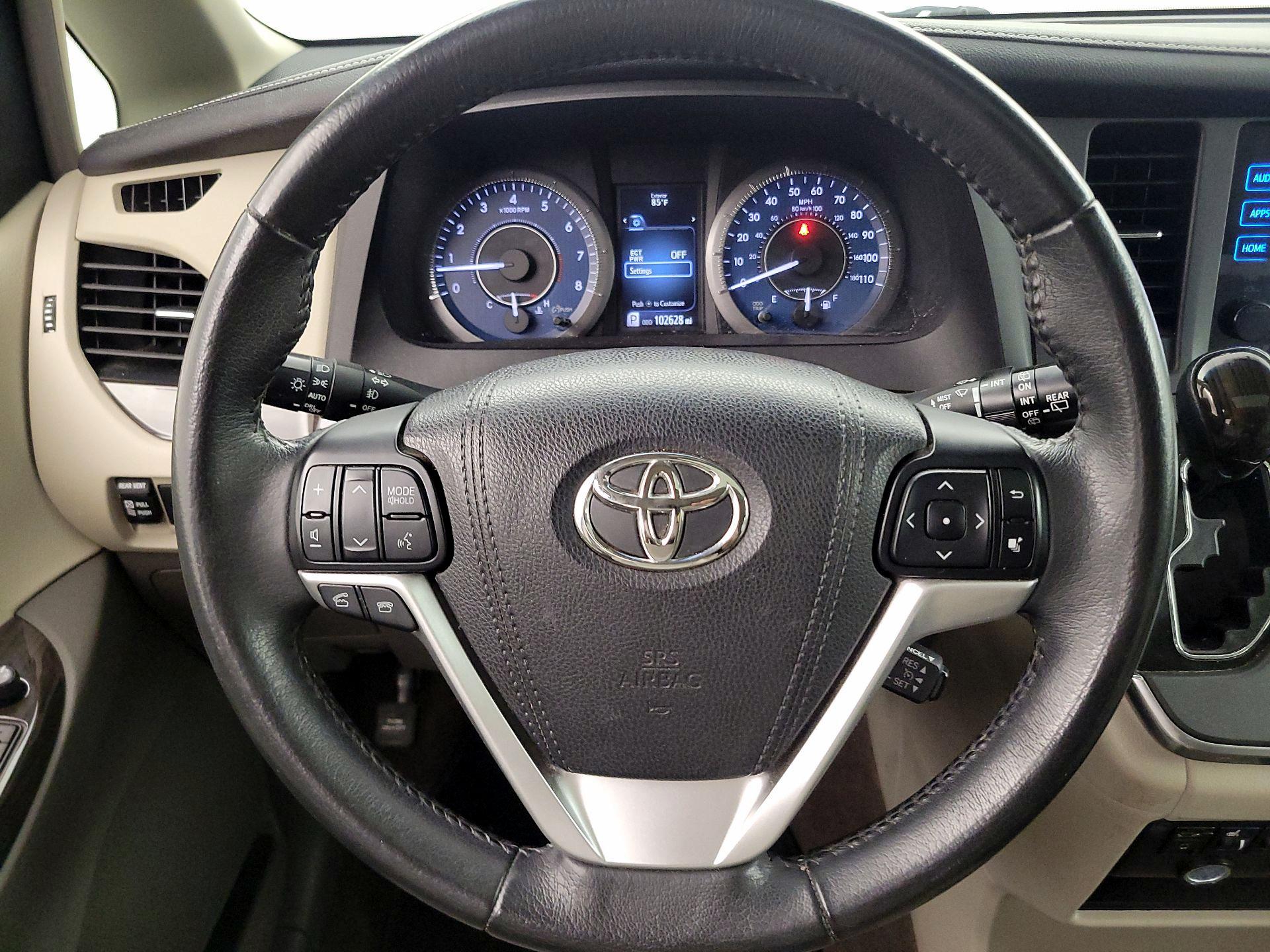 Thumbnail: 2017 Toyota Sienna - 10