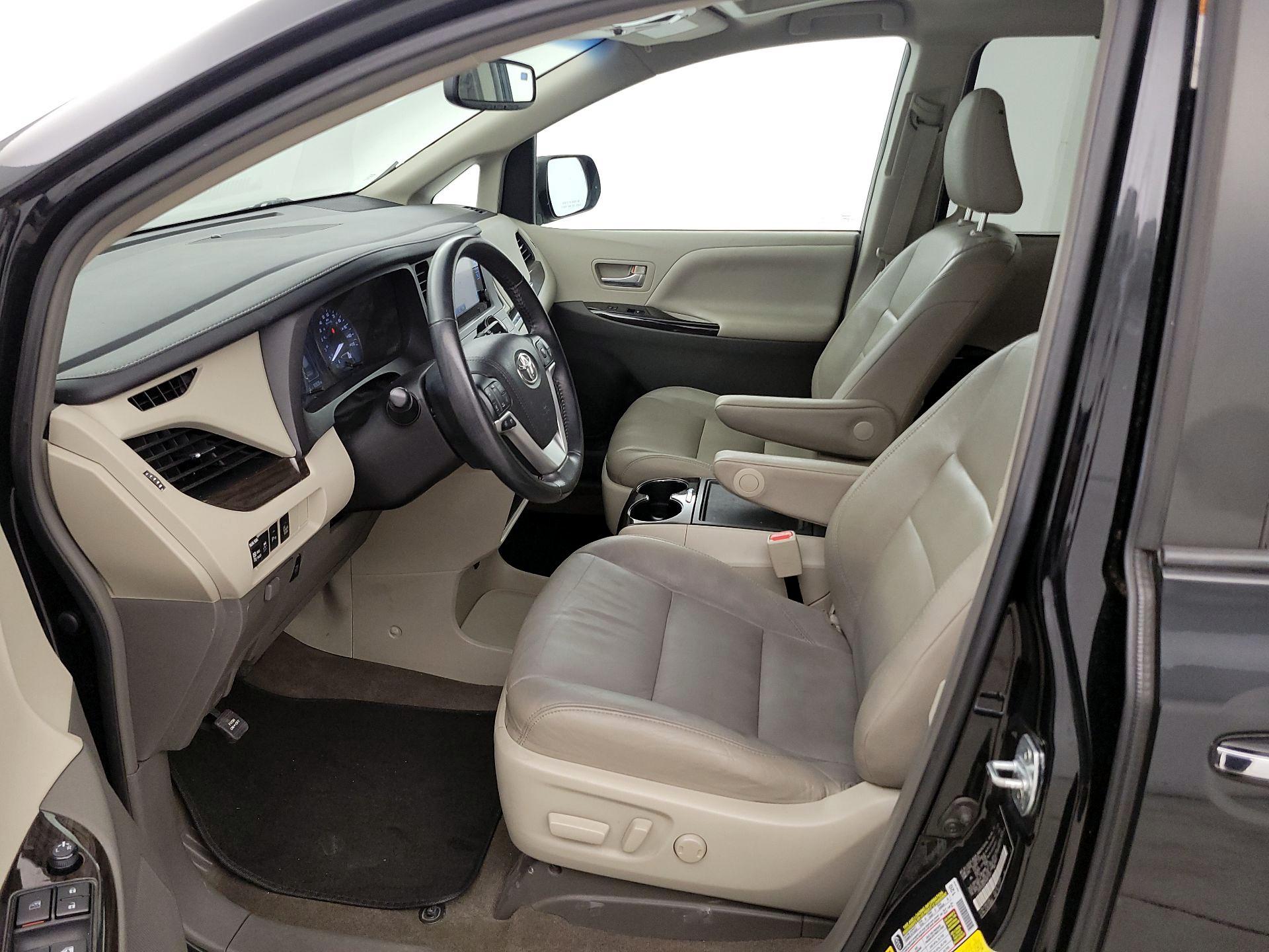 Thumbnail: 2017 Toyota Sienna - 11