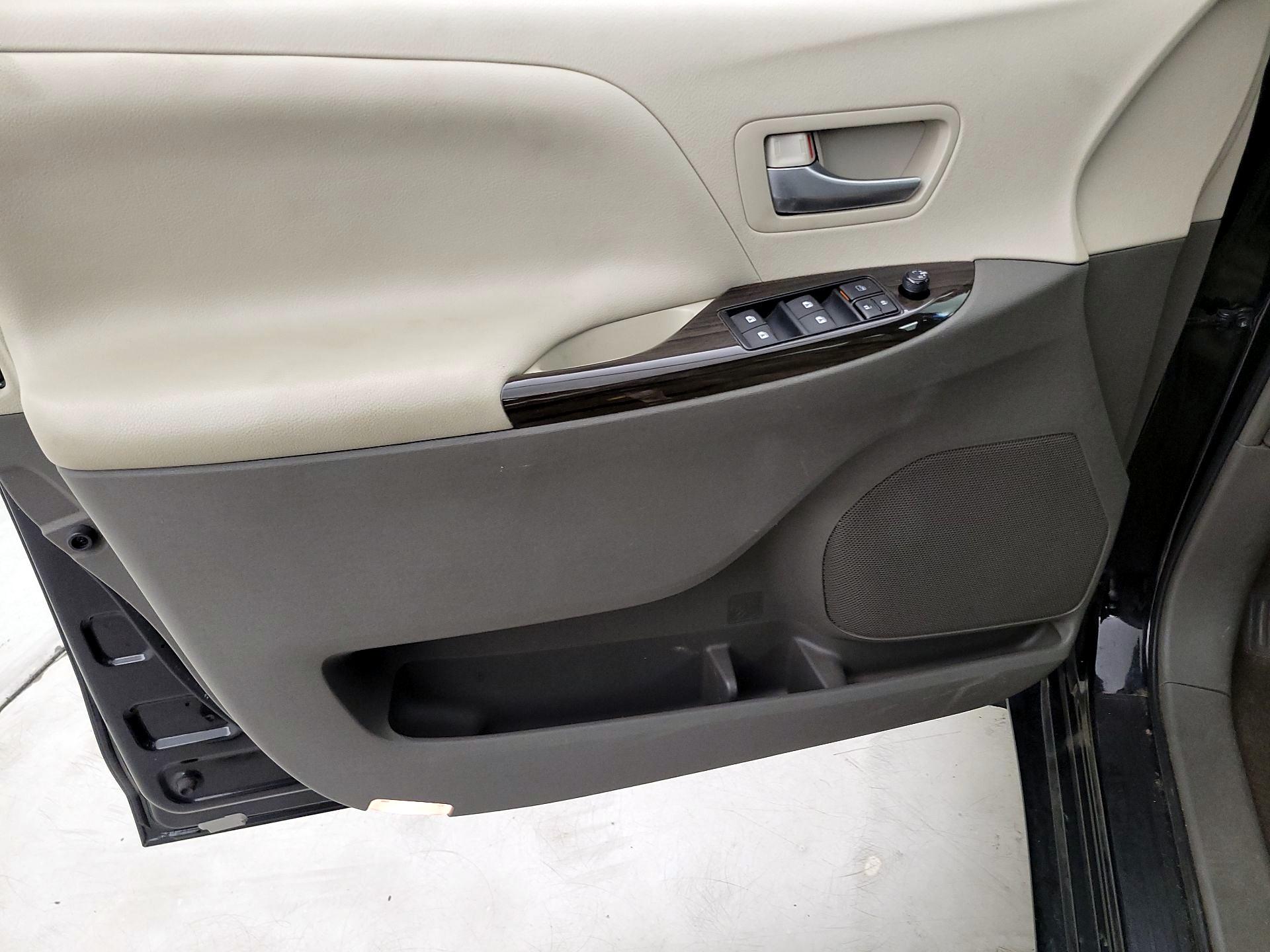 Thumbnail: 2017 Toyota Sienna - 12