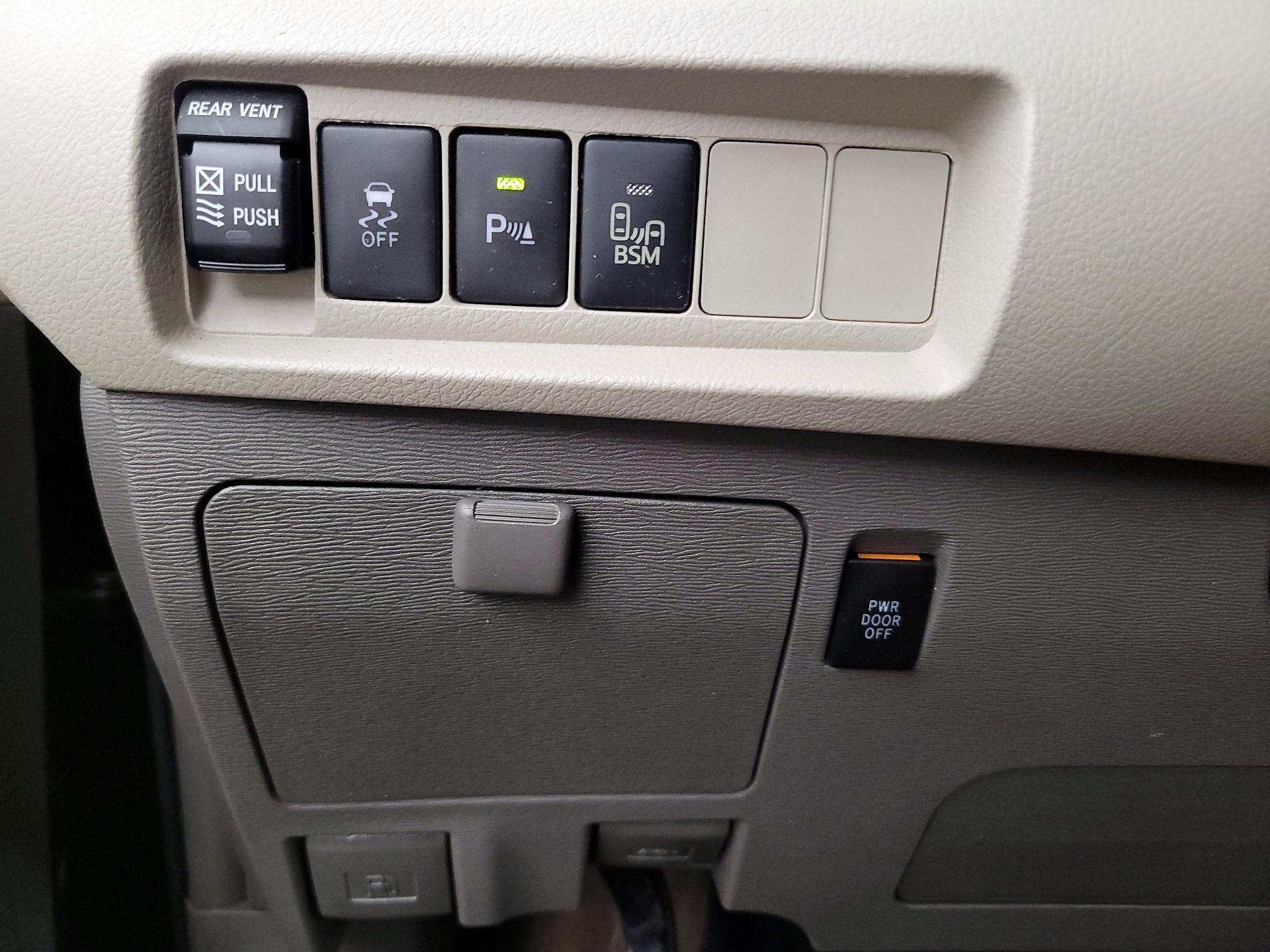 Thumbnail: 2017 Toyota Sienna - 13