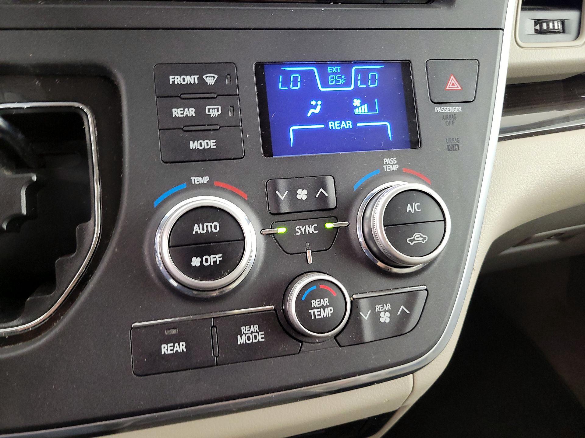 Thumbnail: 2017 Toyota Sienna - 17