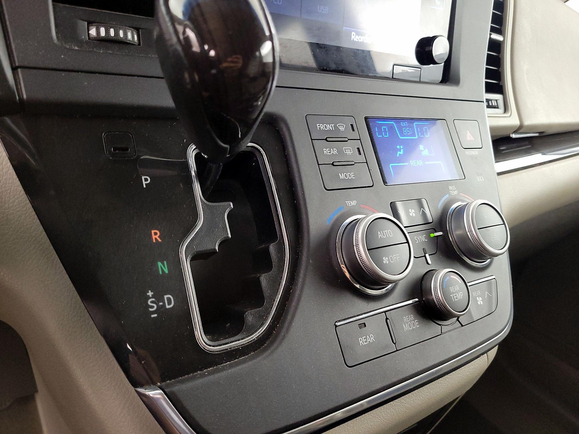 Thumbnail: 2017 Toyota Sienna - 18