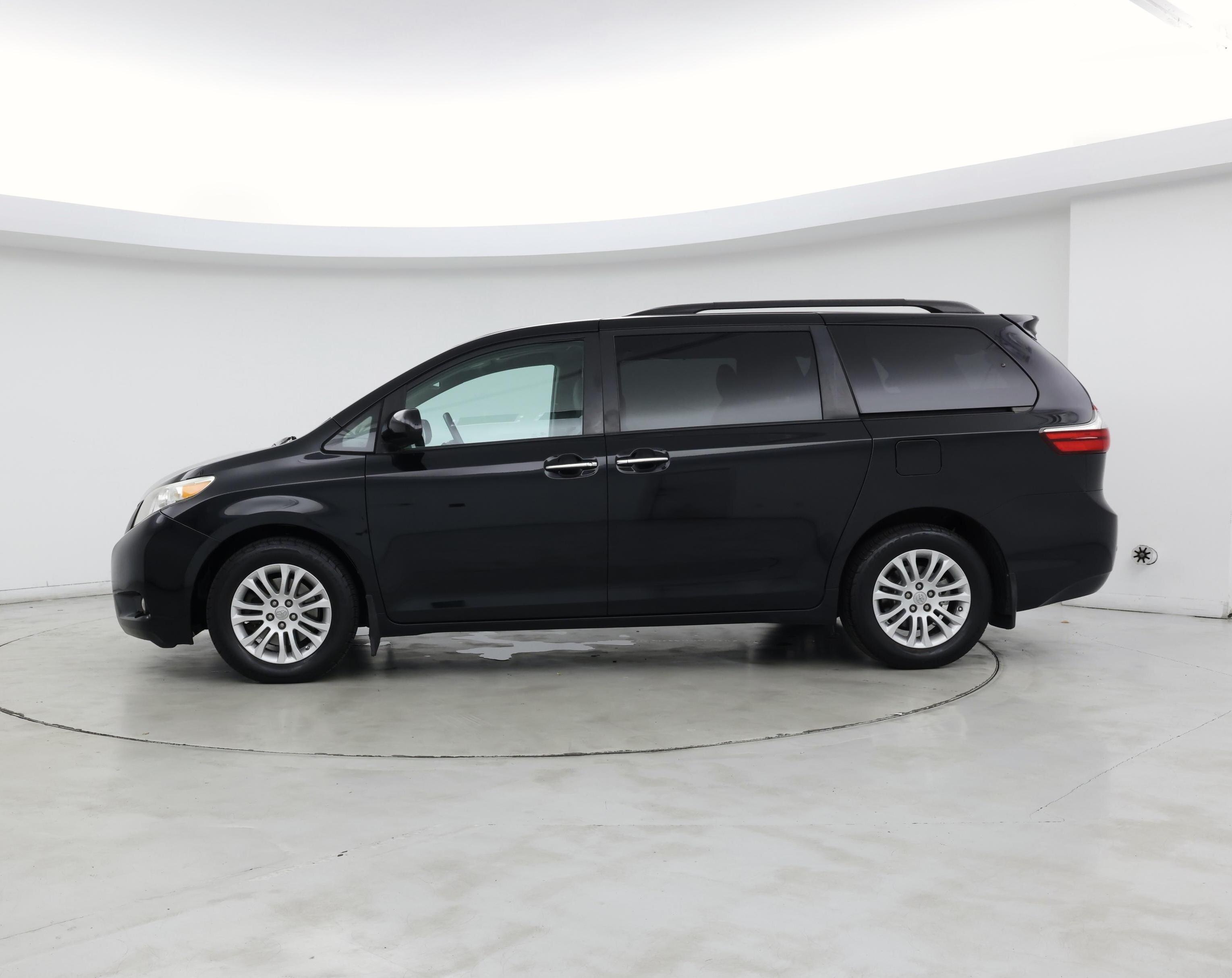 Thumbnail: 2017 Toyota Sienna - 3