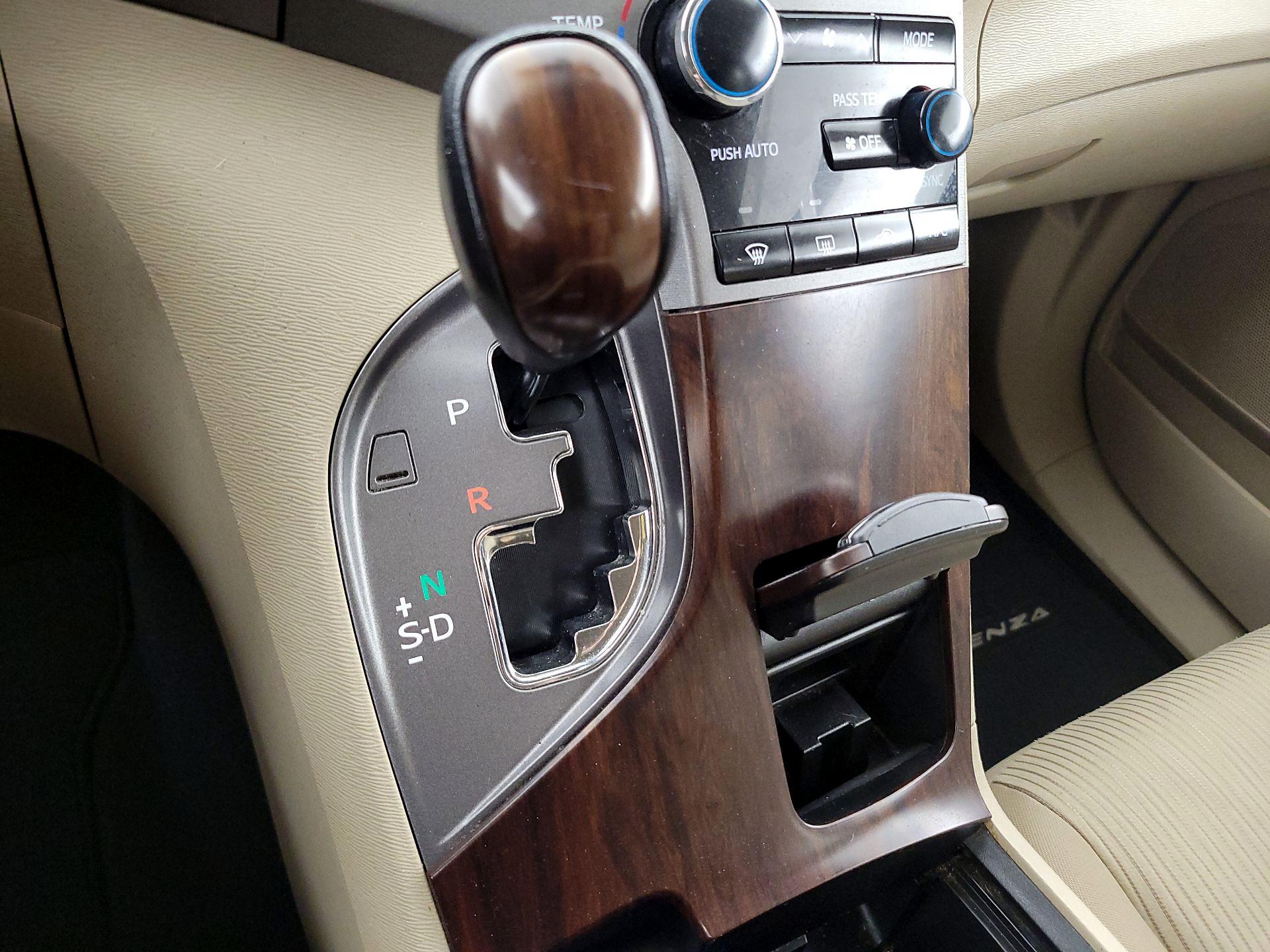 Thumbnail: 2014 Toyota Venza - 16