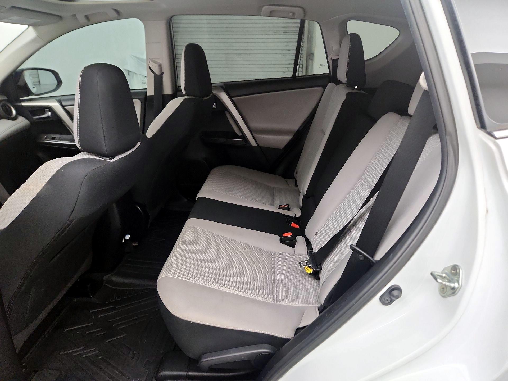 Thumbnail: 2018 Toyota RAV4 - 20