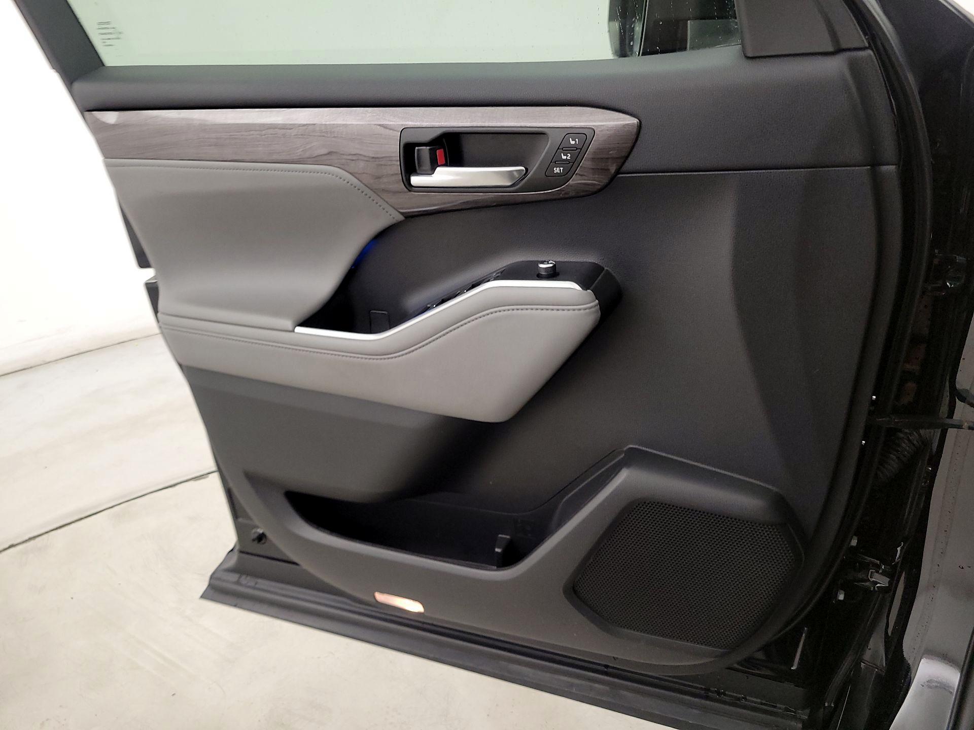 Thumbnail: 2021 Toyota Highlander - 12