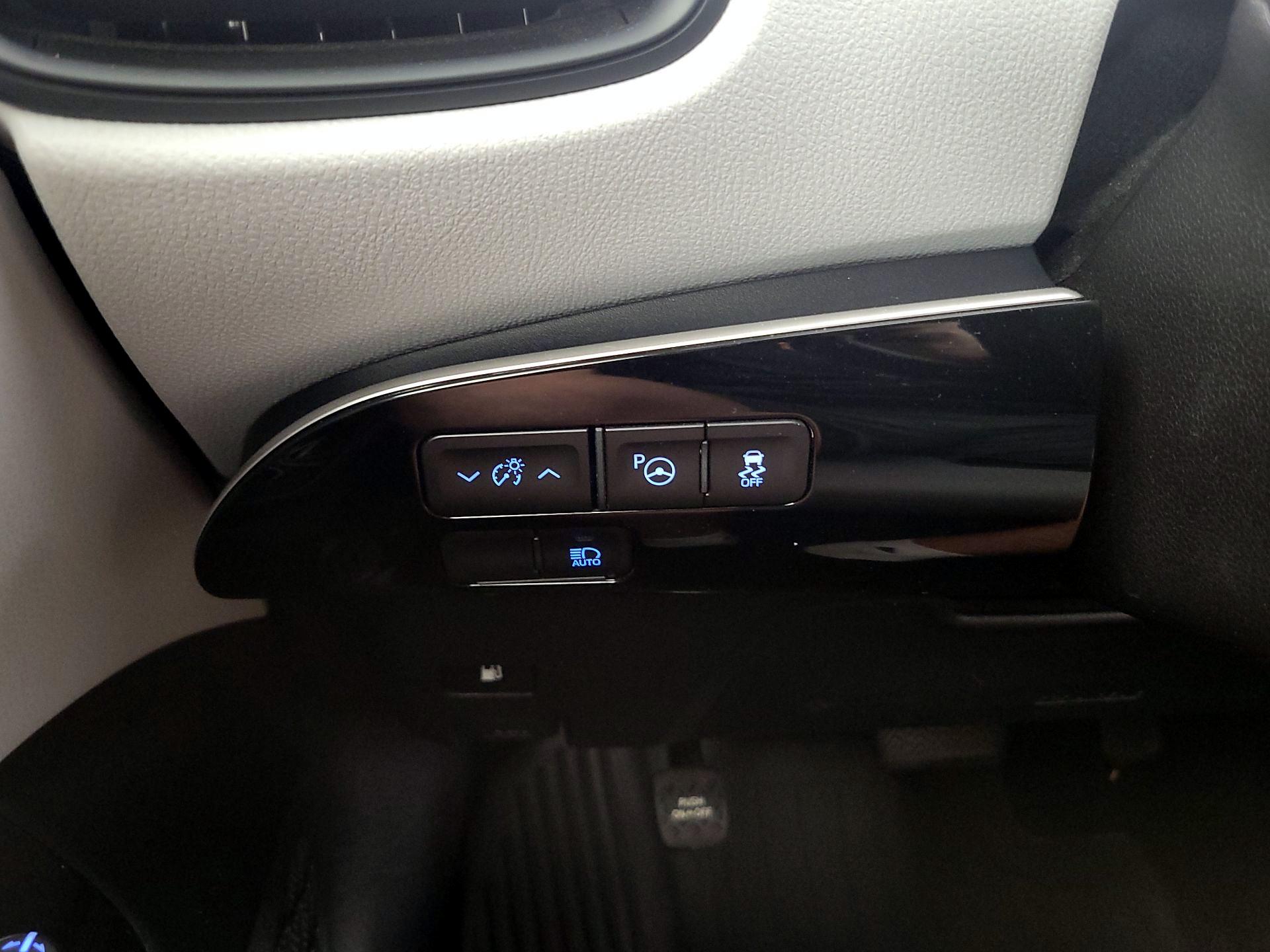Thumbnail: 2019 Toyota Prius - 13