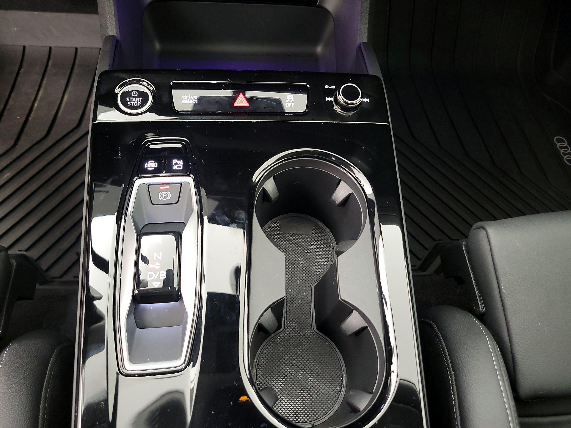 Thumbnail: 2025 Audi Q6 e-tron - 18