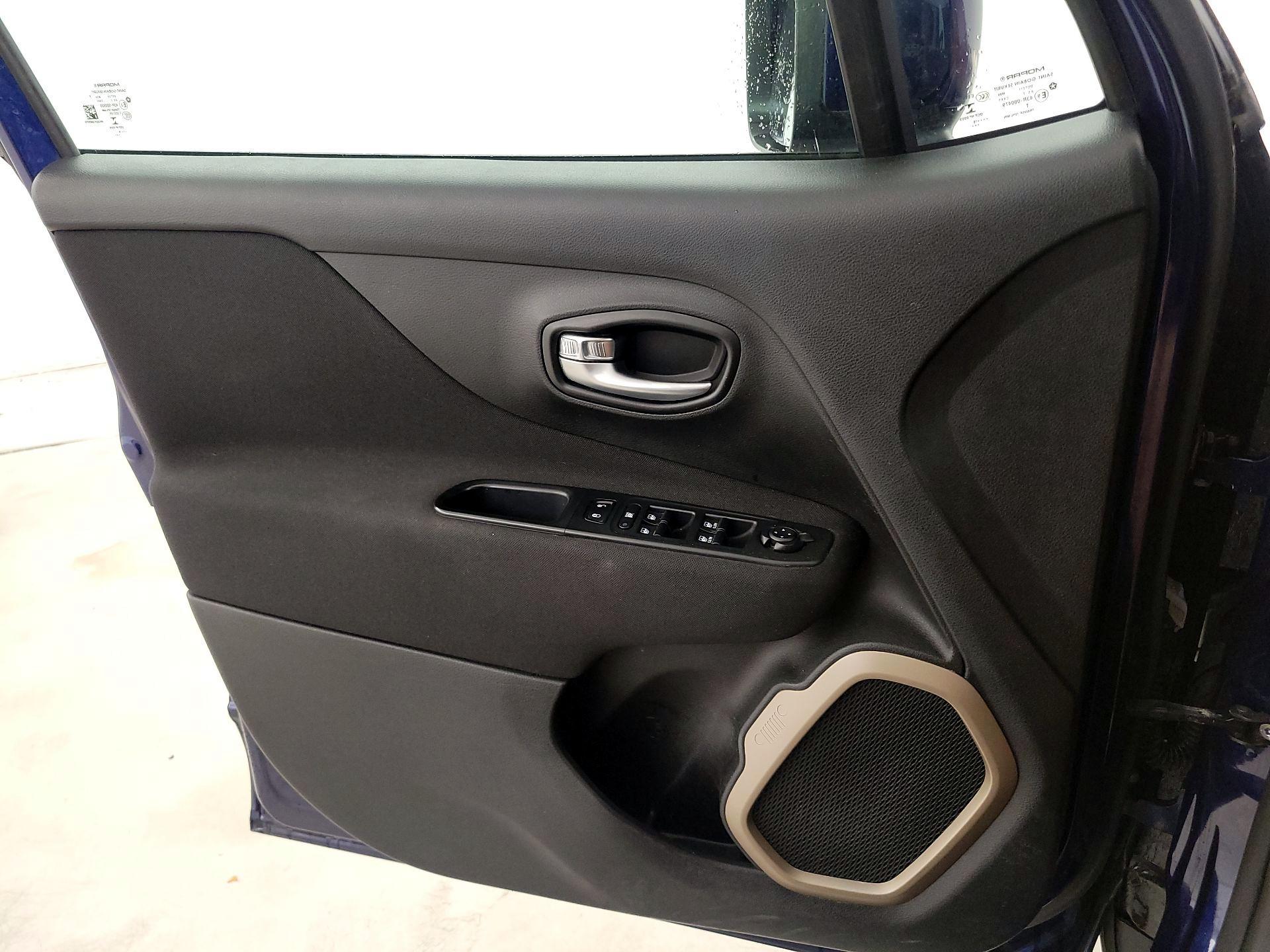 Thumbnail: 2016 Jeep Renegade - 10