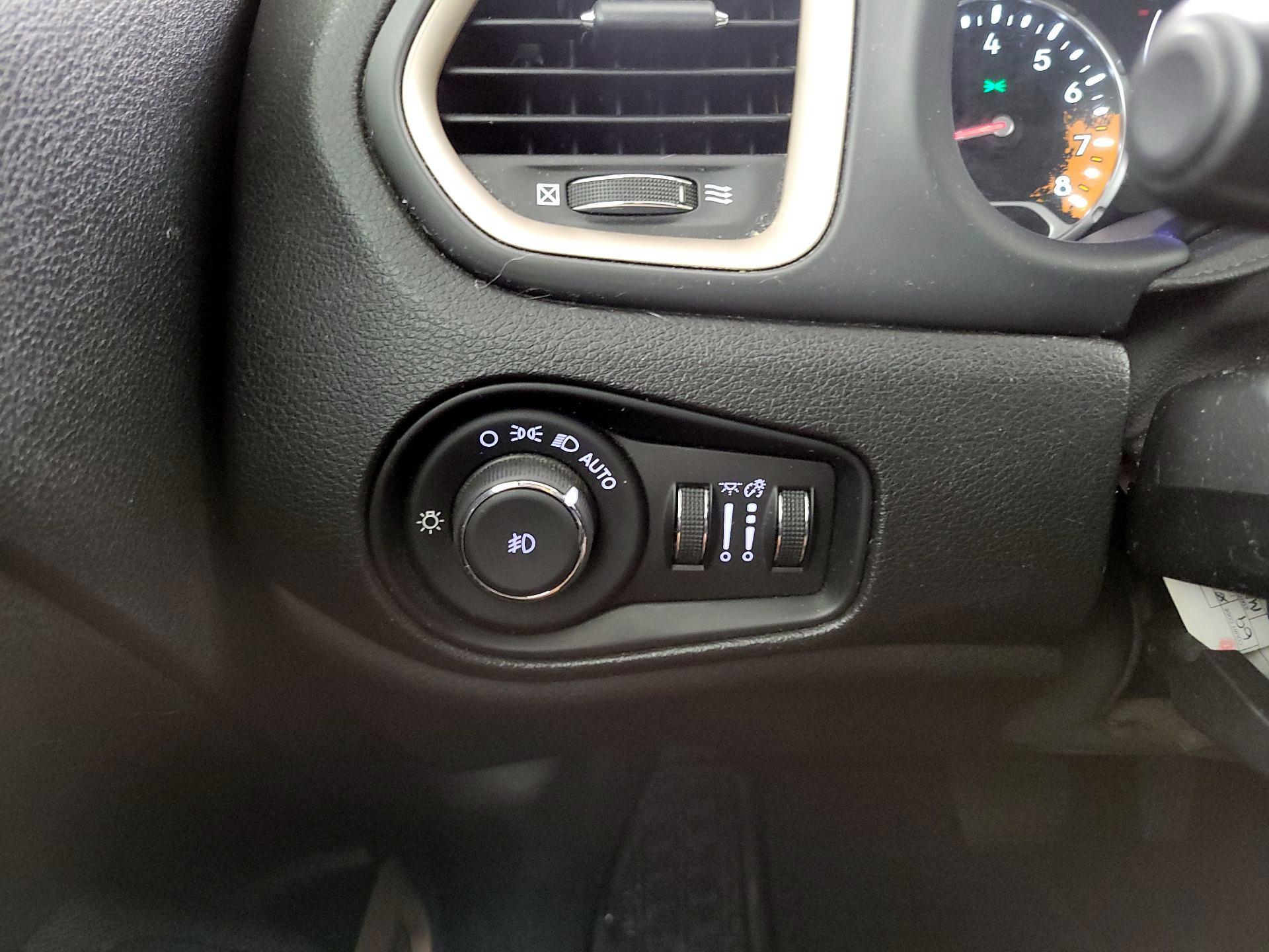 Thumbnail: 2016 Jeep Renegade - 11