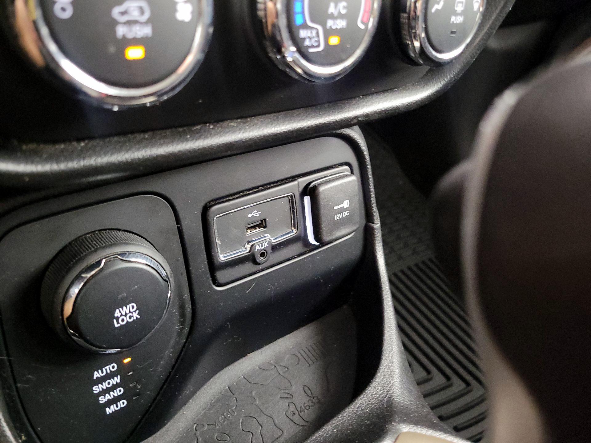 Thumbnail: 2016 Jeep Renegade - 16