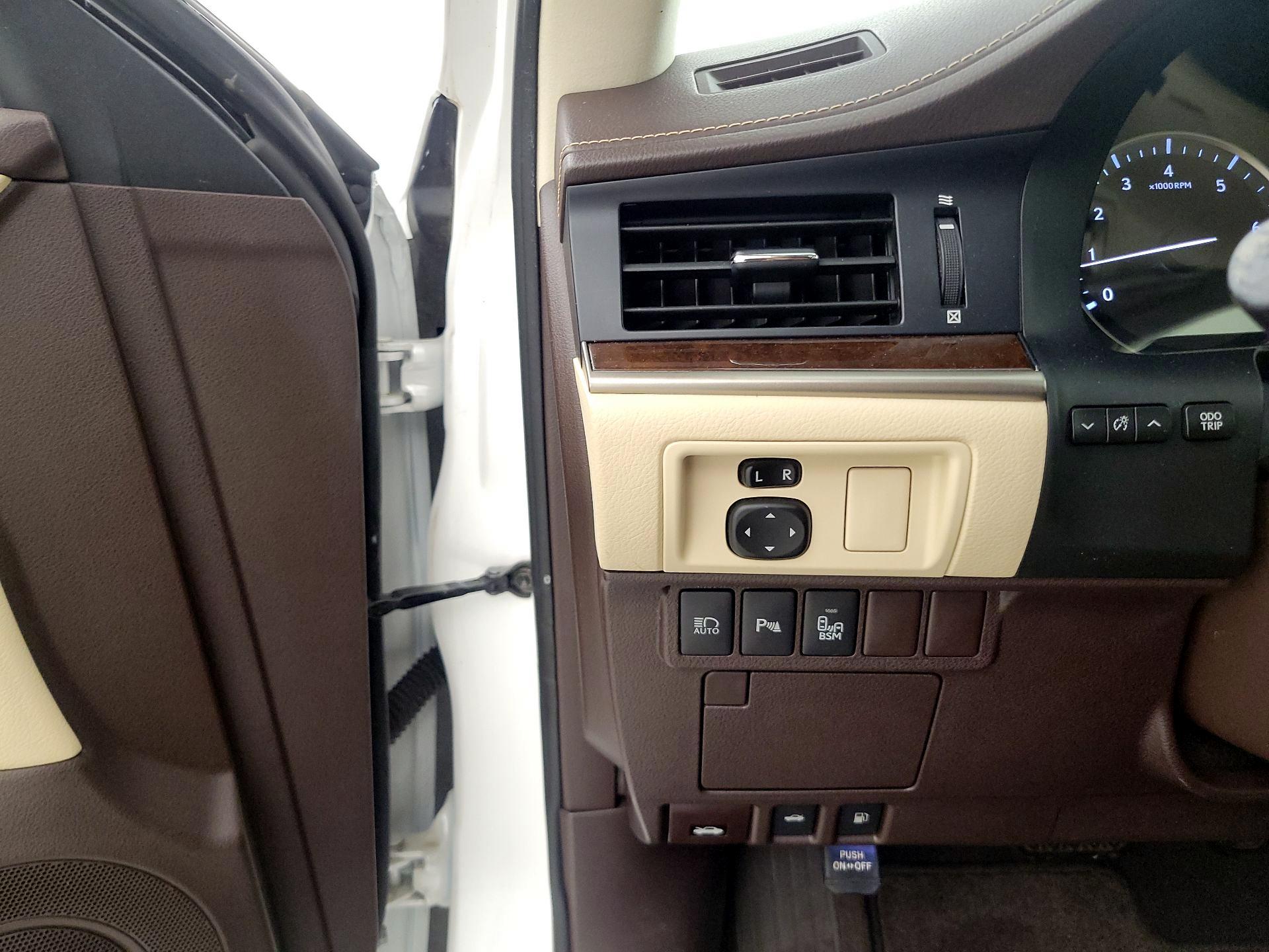 Thumbnail: 2016 Lexus ES - 11