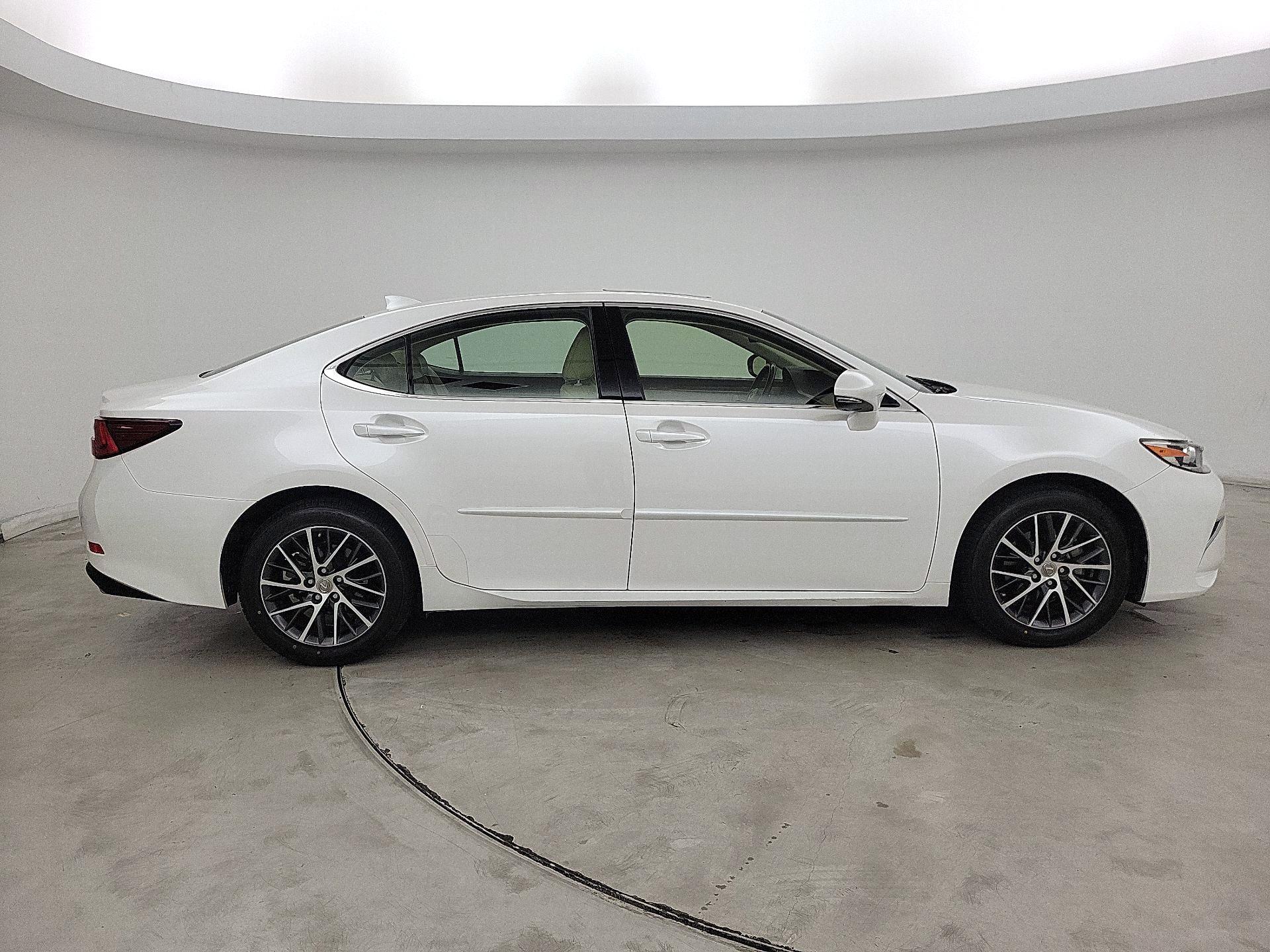 Thumbnail: 2016 Lexus ES - 4