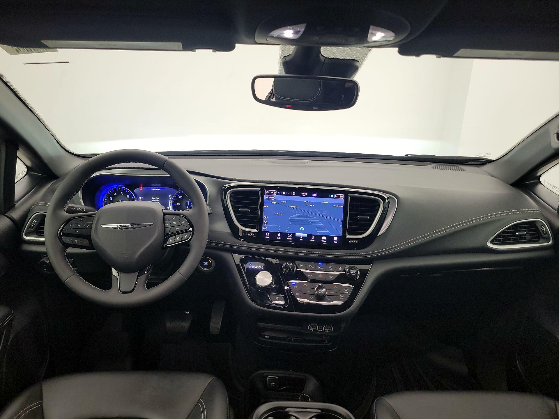 Thumbnail: 2023 Chrysler Pacifica - 9