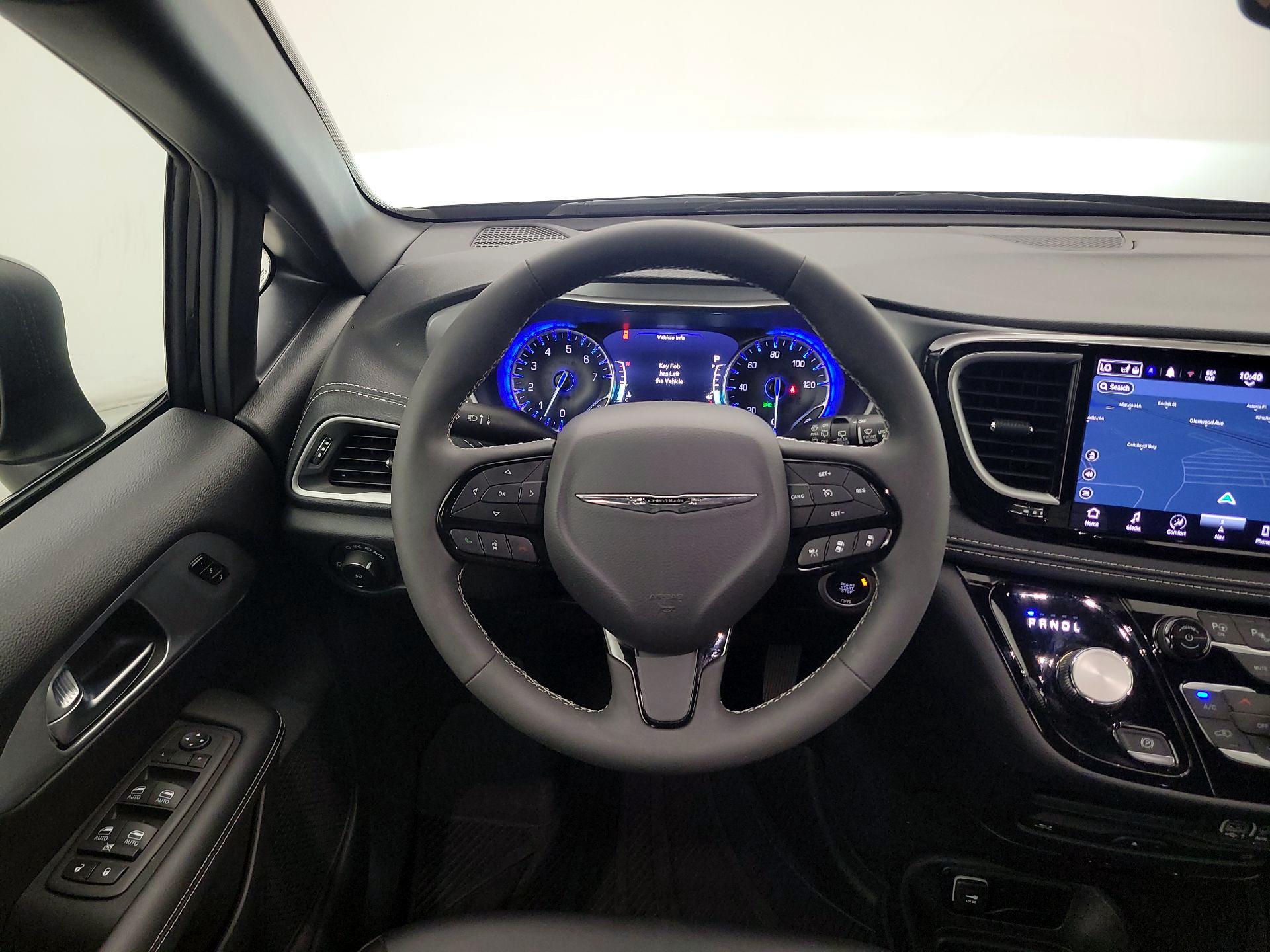 Thumbnail: 2023 Chrysler Pacifica - 10