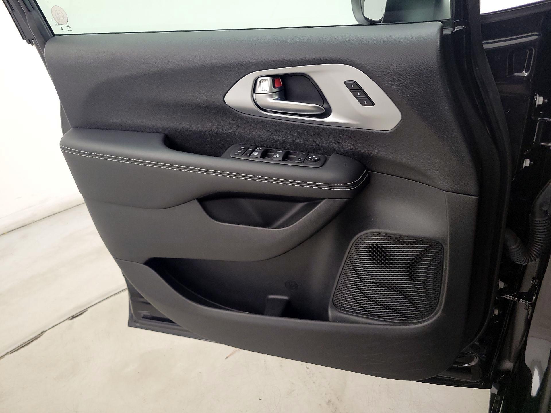 Thumbnail: 2023 Chrysler Pacifica - 12