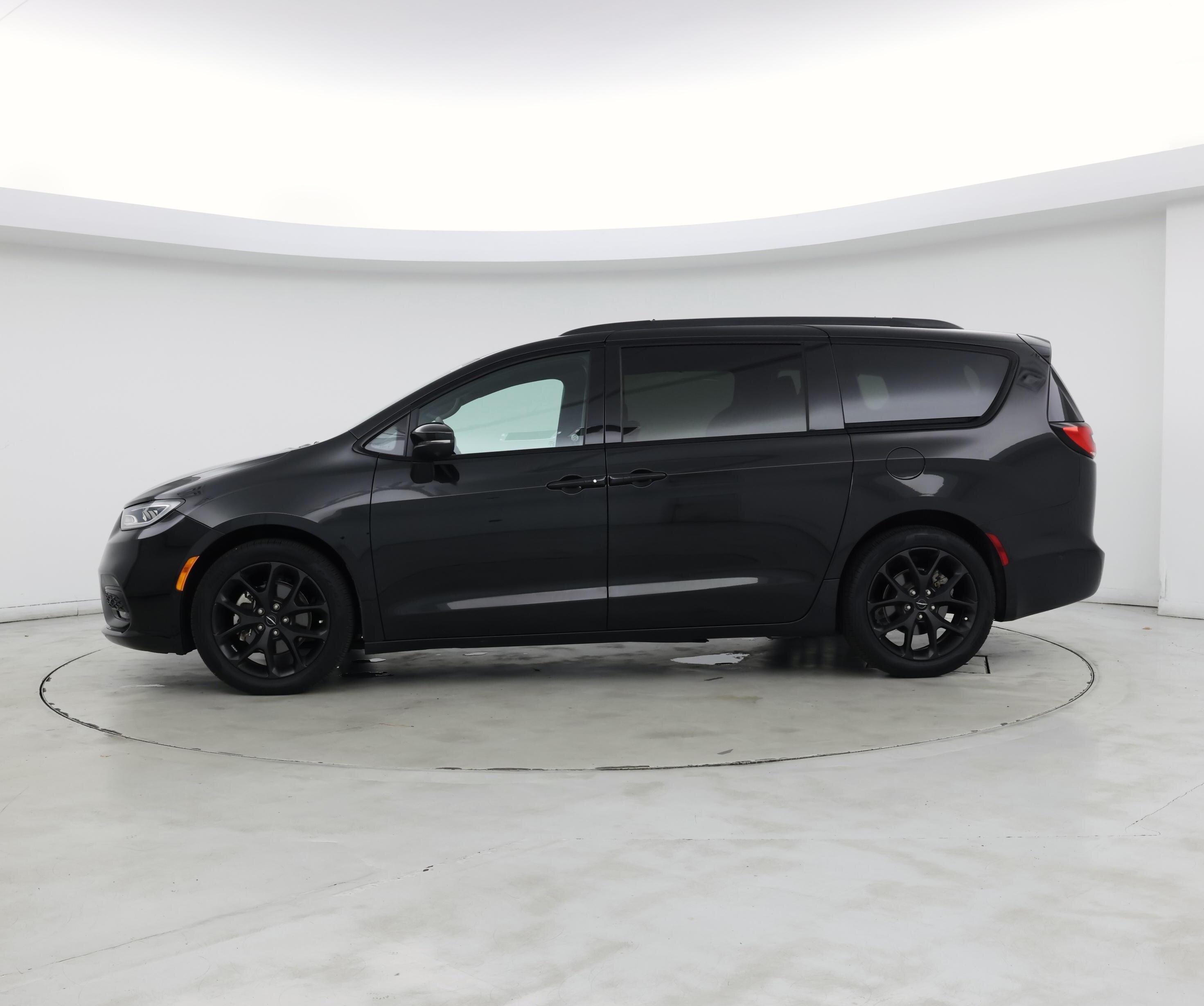 Thumbnail: 2023 Chrysler Pacifica - 3