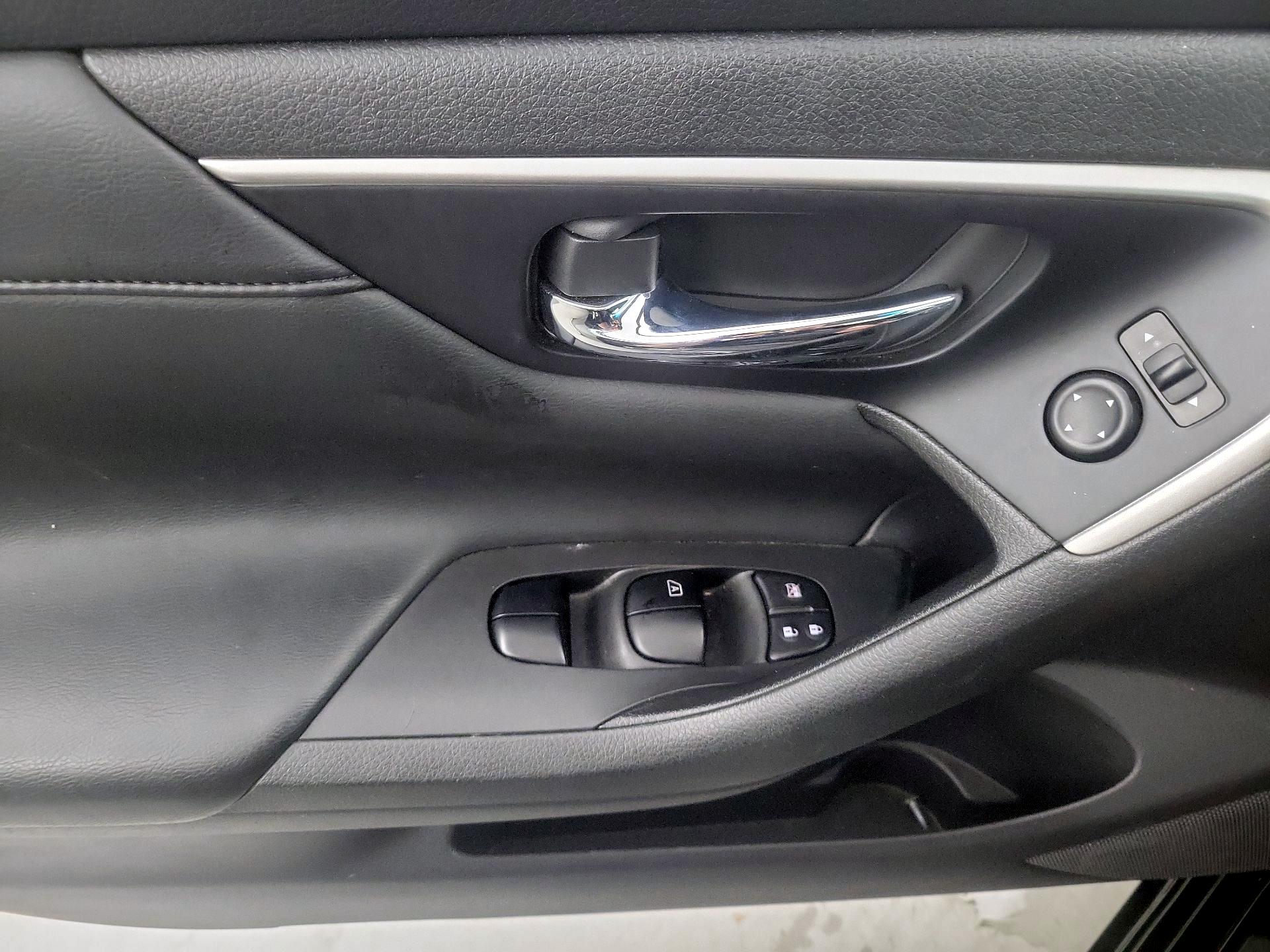 Thumbnail: 2015 Nissan Altima - 12