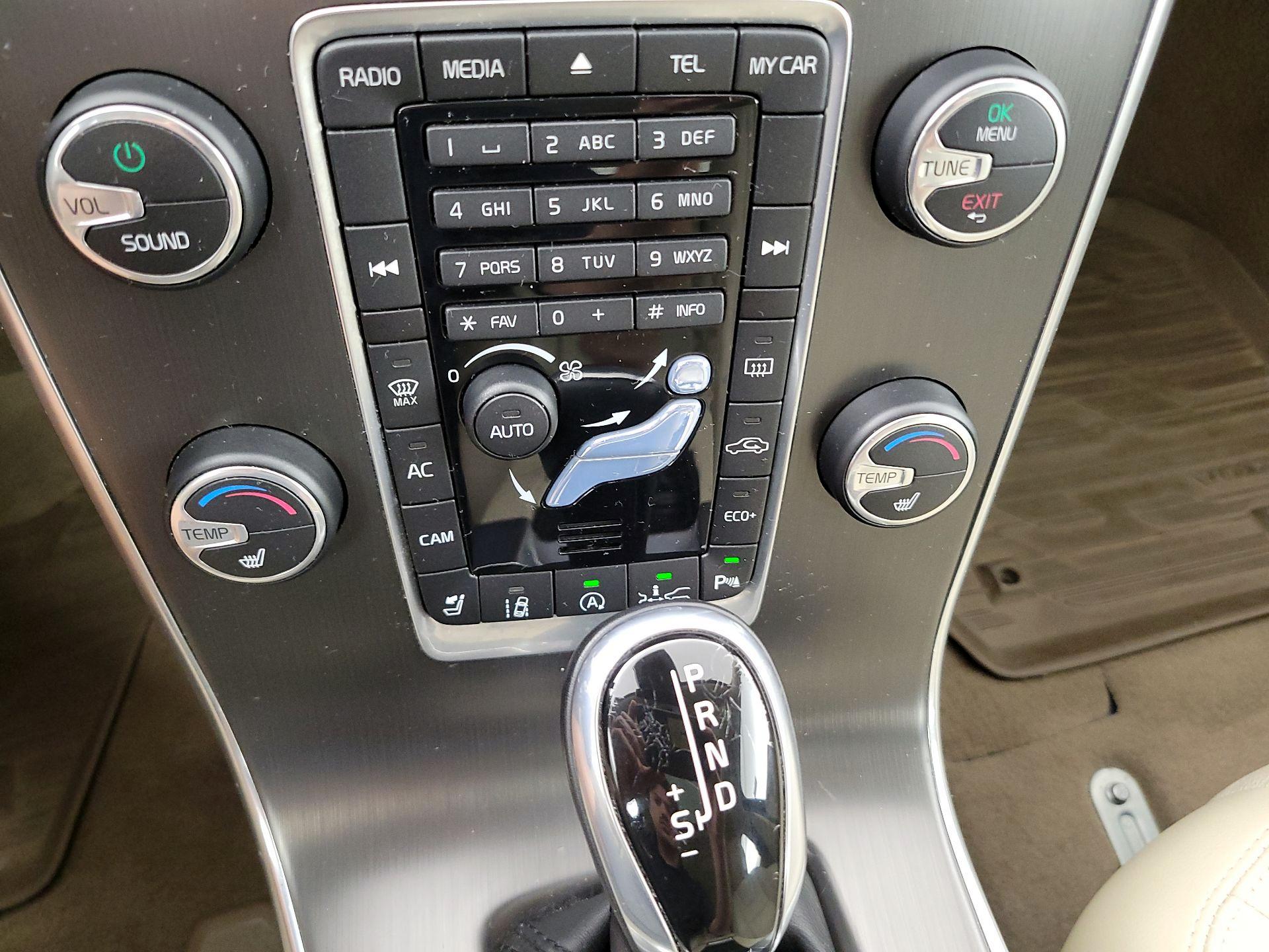 Thumbnail: 2015 Volvo V60 - 16
