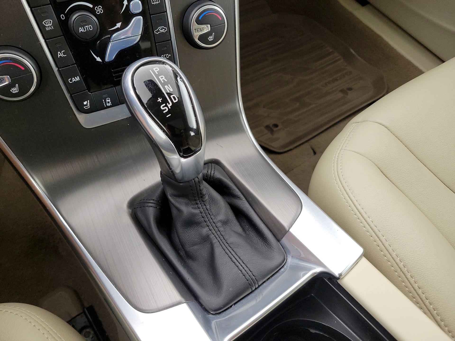 Thumbnail: 2015 Volvo V60 - 17