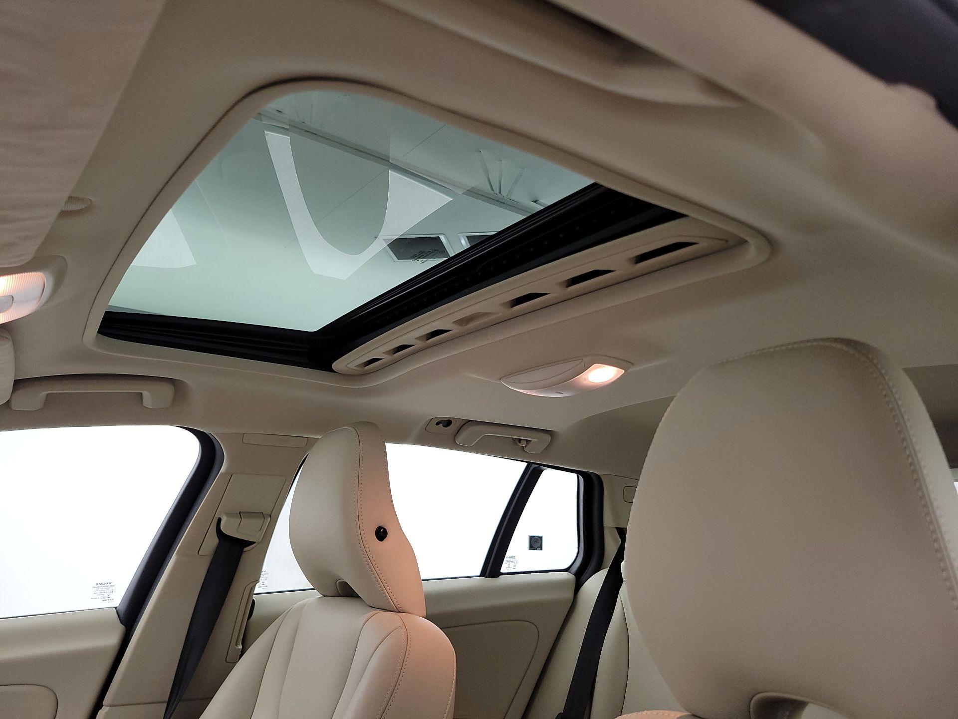 Thumbnail: 2015 Volvo V60 - 19