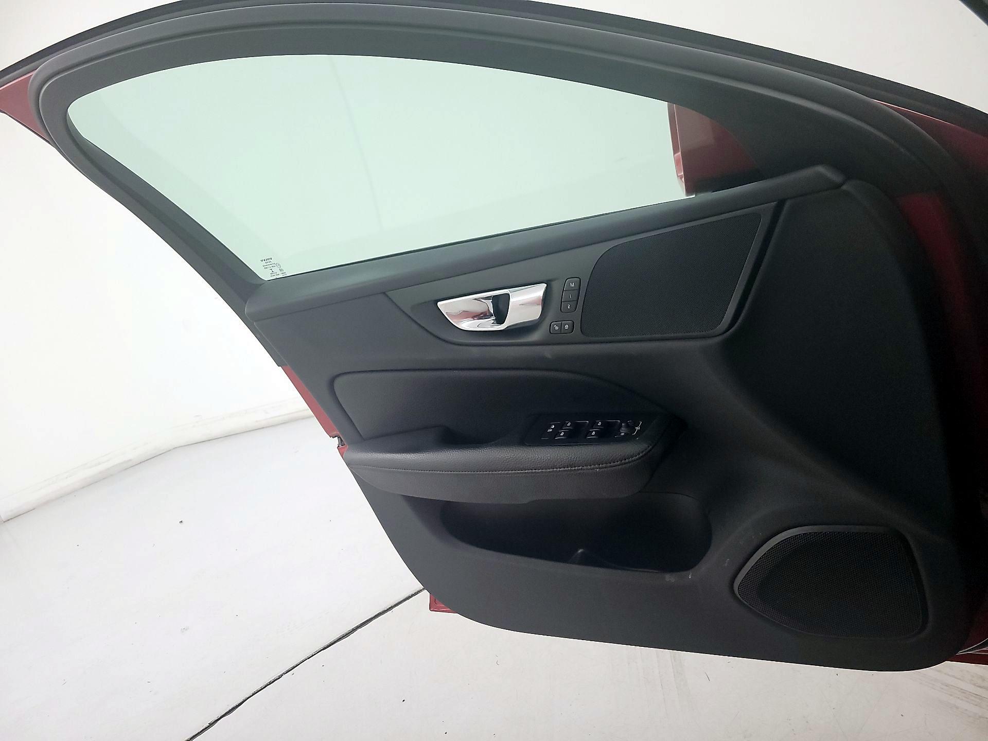 Thumbnail: 2020 Volvo V60 - 12