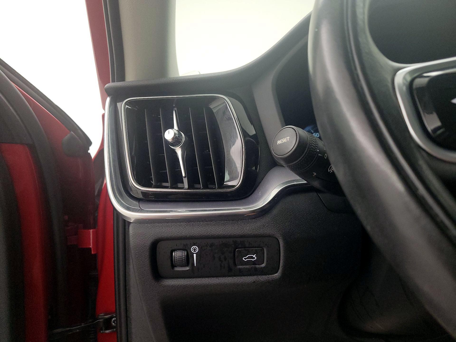 Thumbnail: 2020 Volvo V60 - 13