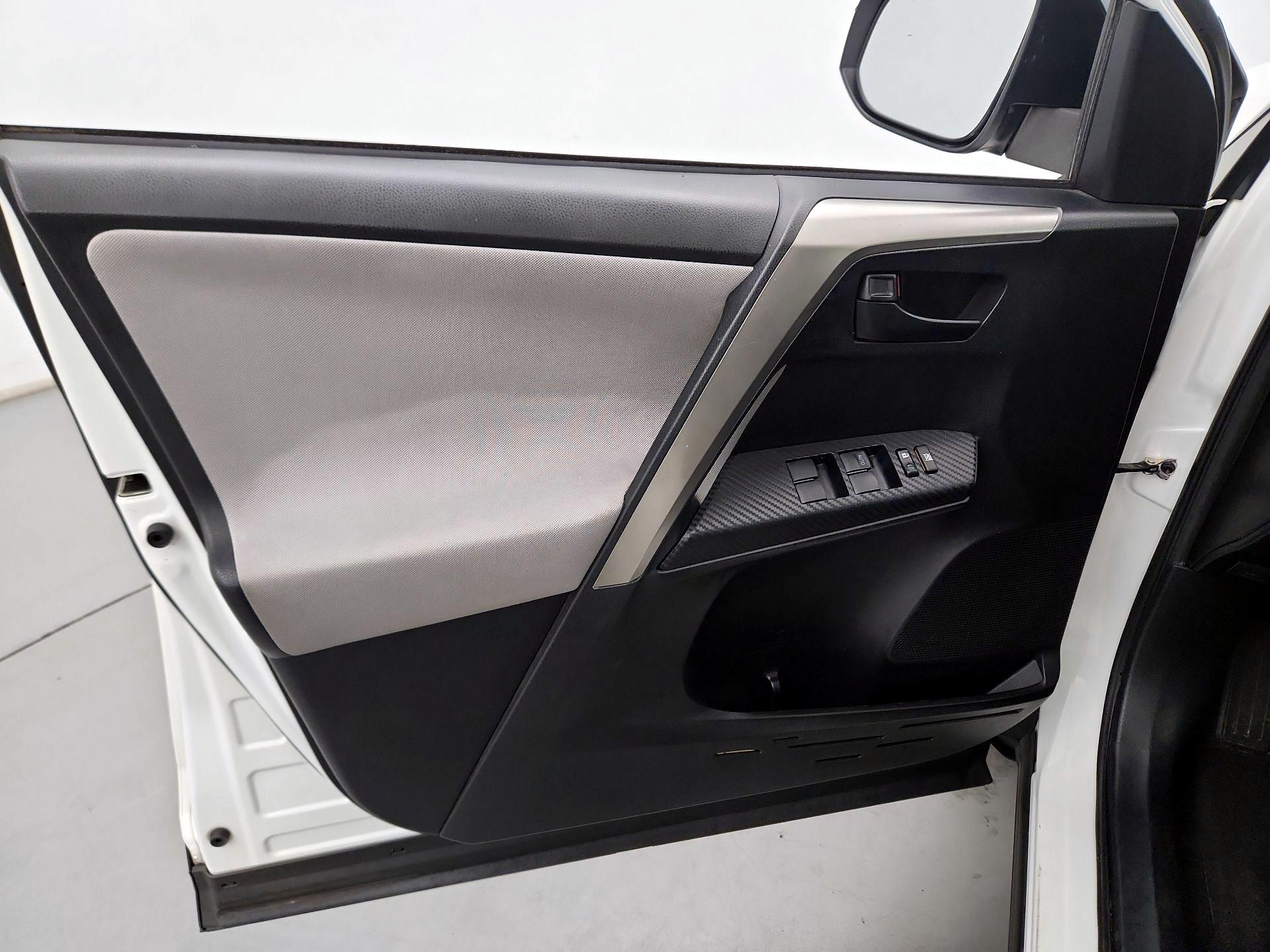 Thumbnail: 2015 Toyota RAV4 - 12