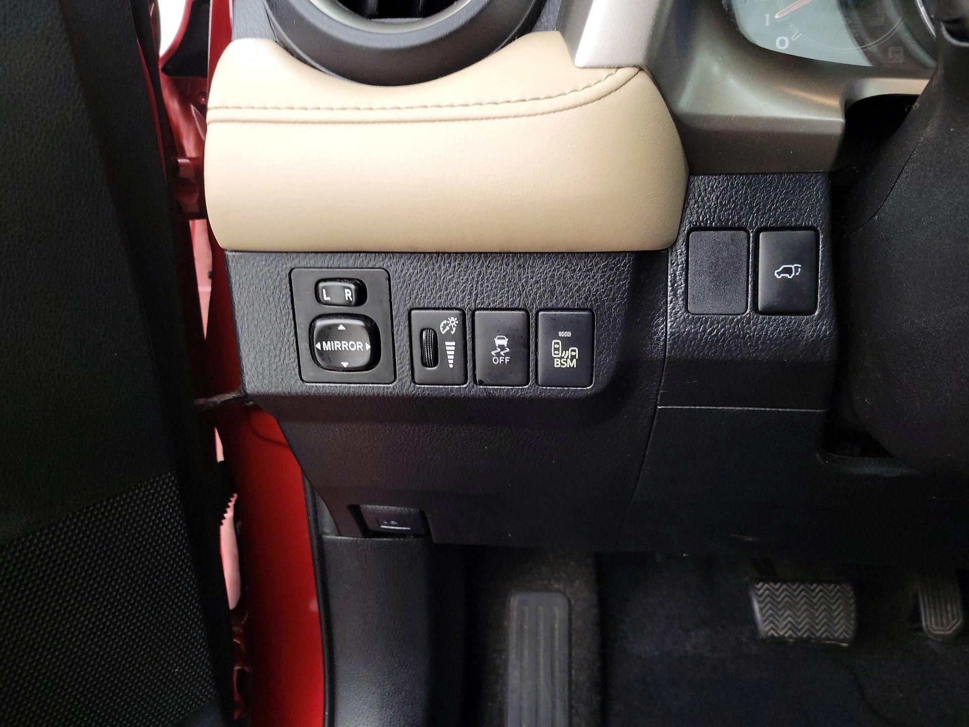 Thumbnail: 2014 Toyota RAV4 - 13