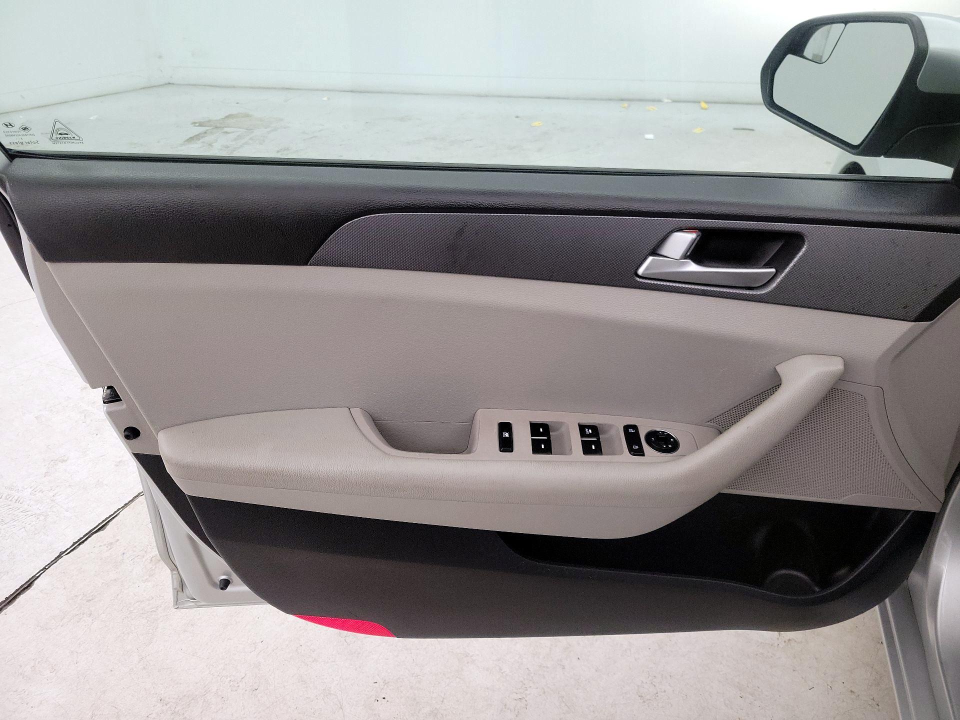 Thumbnail: 2016 Hyundai Sonata - 12