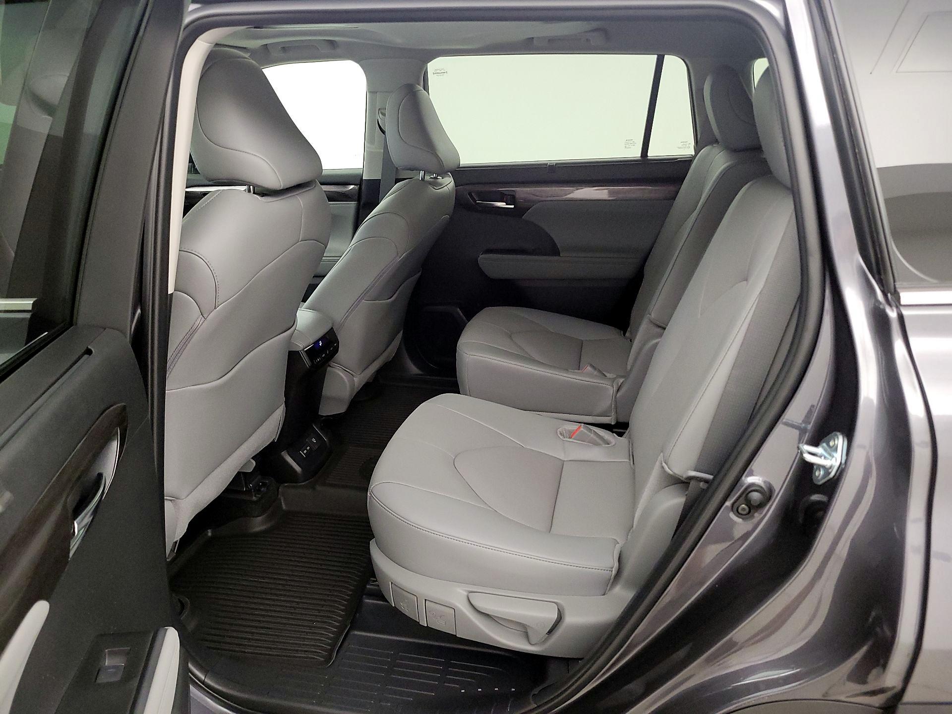 Thumbnail: 2024 Toyota Highlander - 20