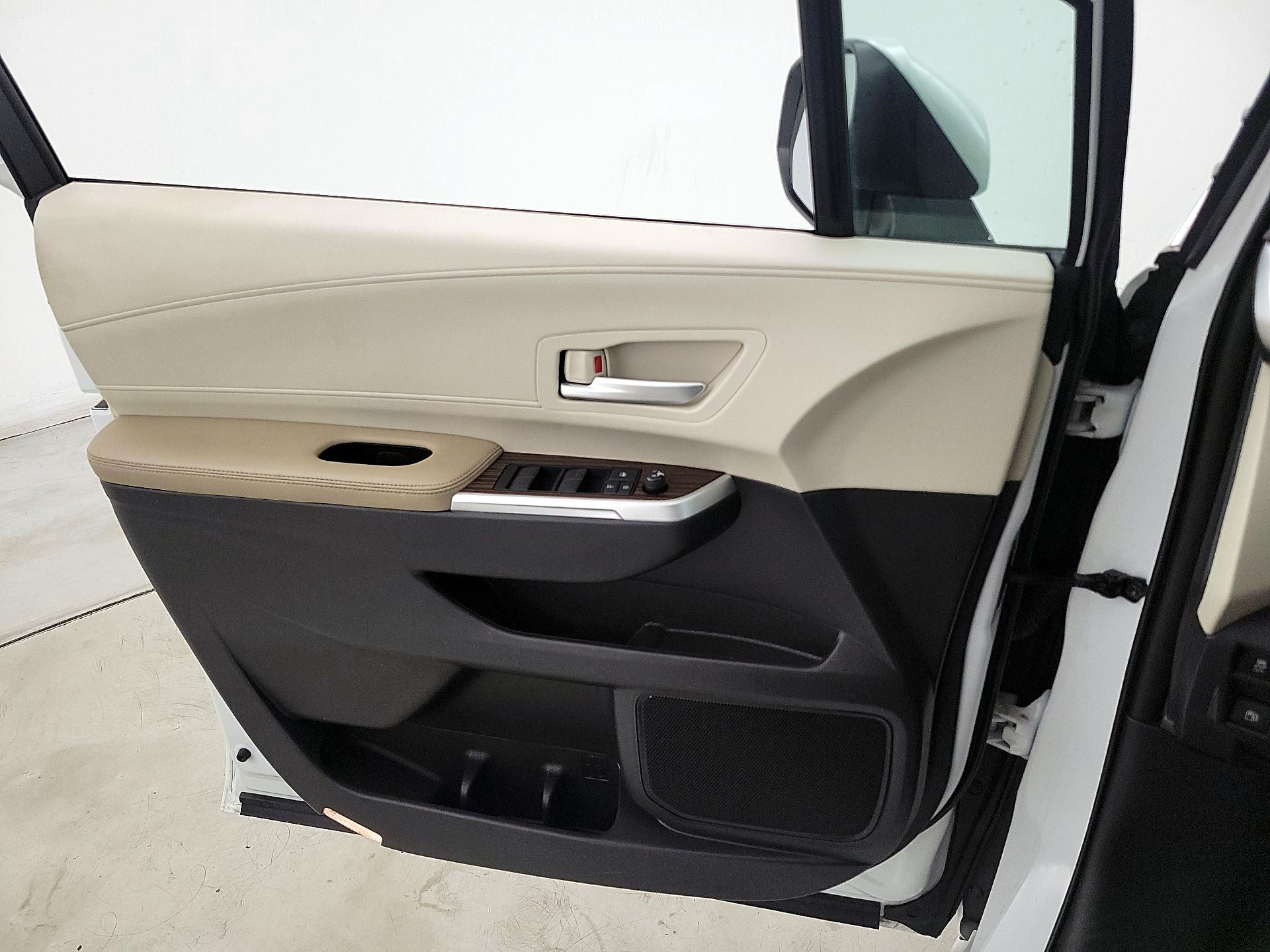 Thumbnail: 2022 Toyota Sienna - 12