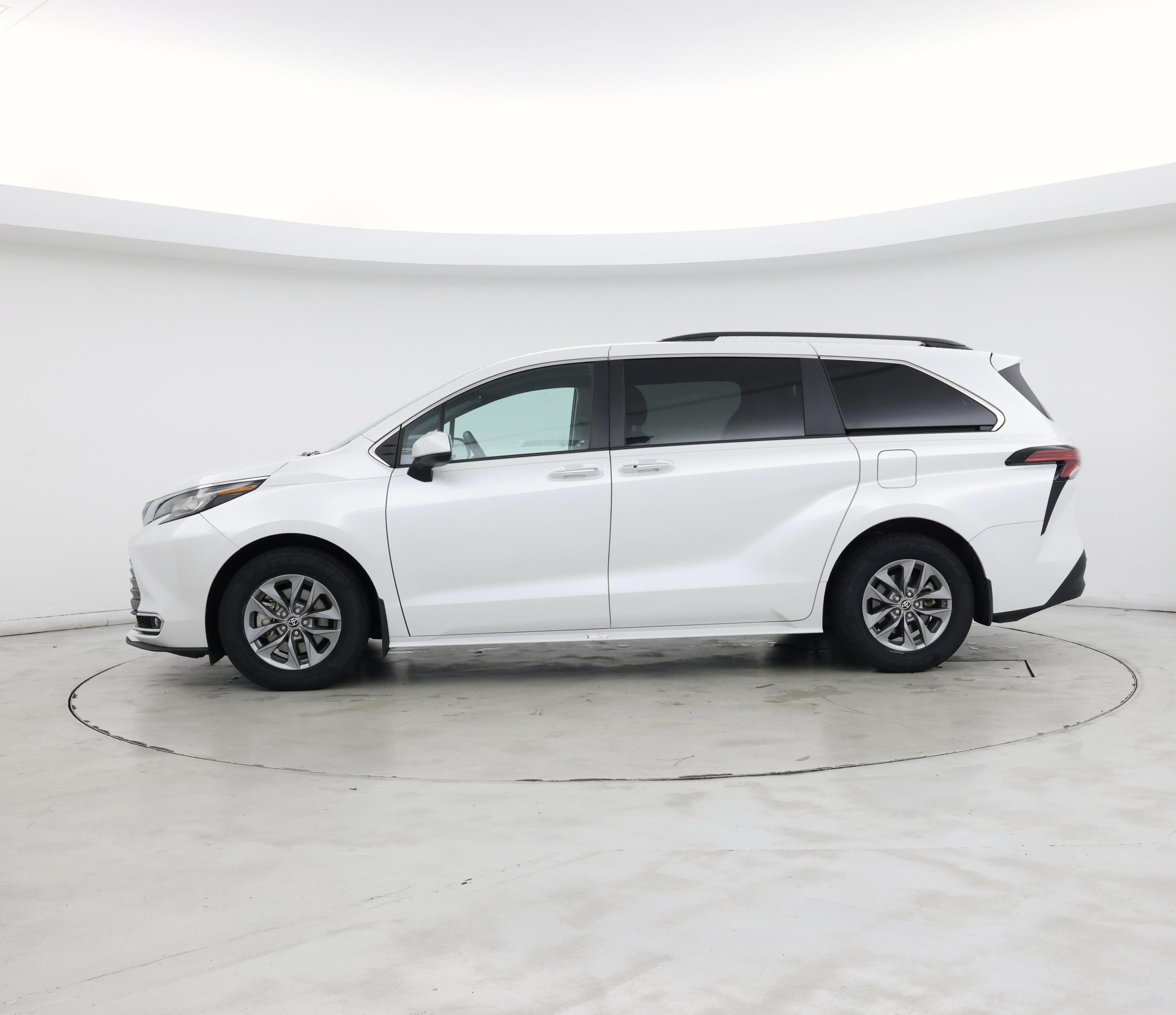 Thumbnail: 2022 Toyota Sienna - 3