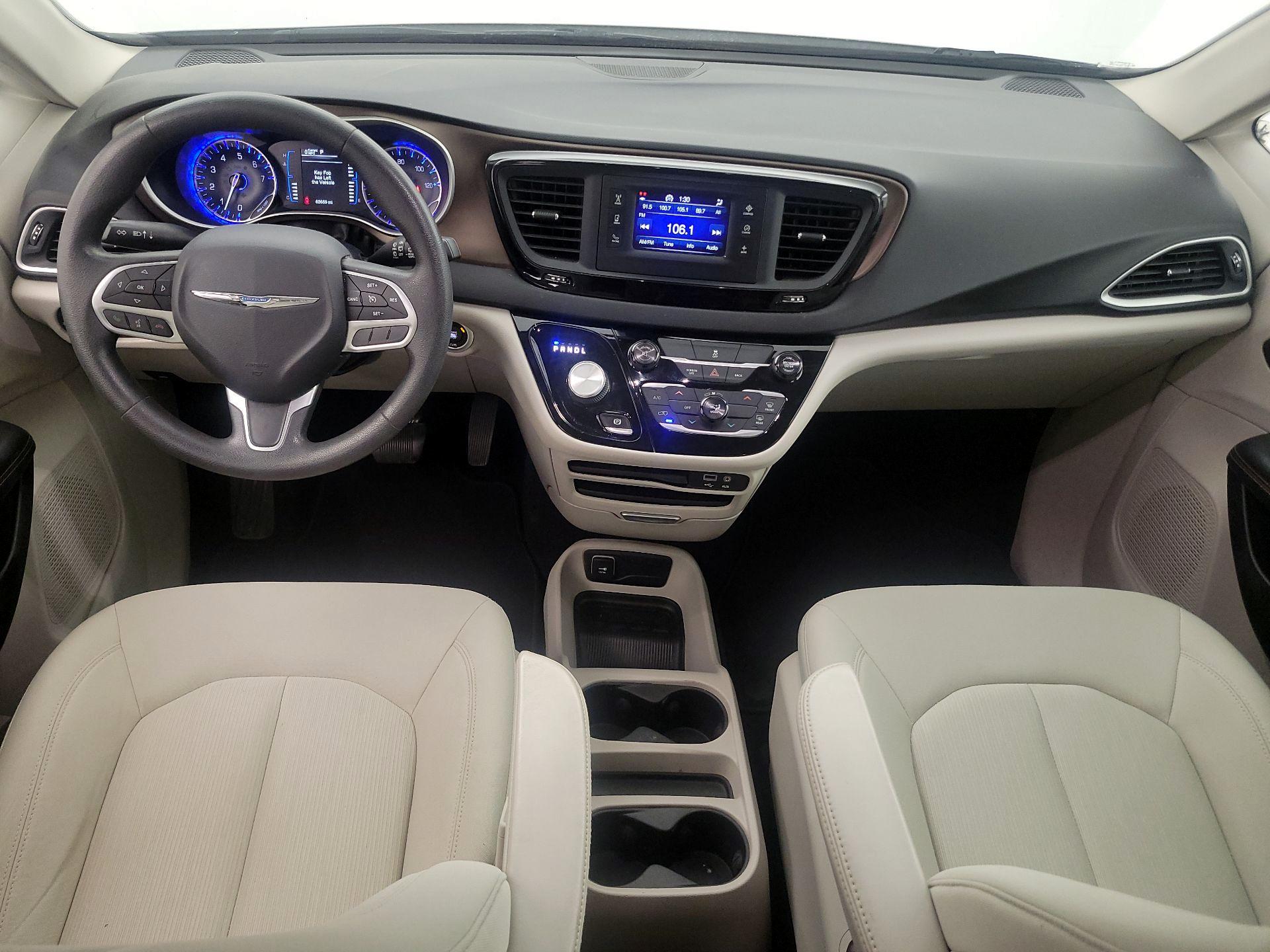 Thumbnail: 2017 Chrysler Pacifica - 9