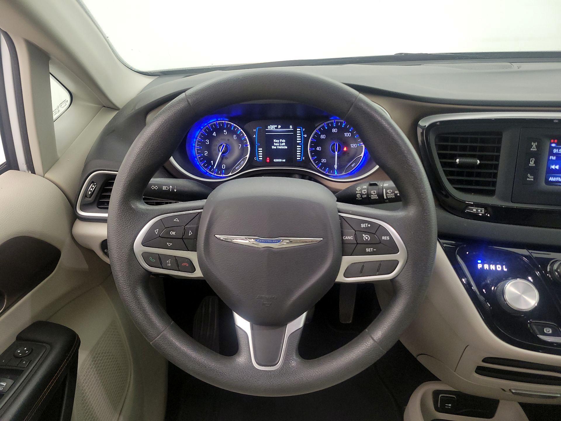Thumbnail: 2017 Chrysler Pacifica - 10