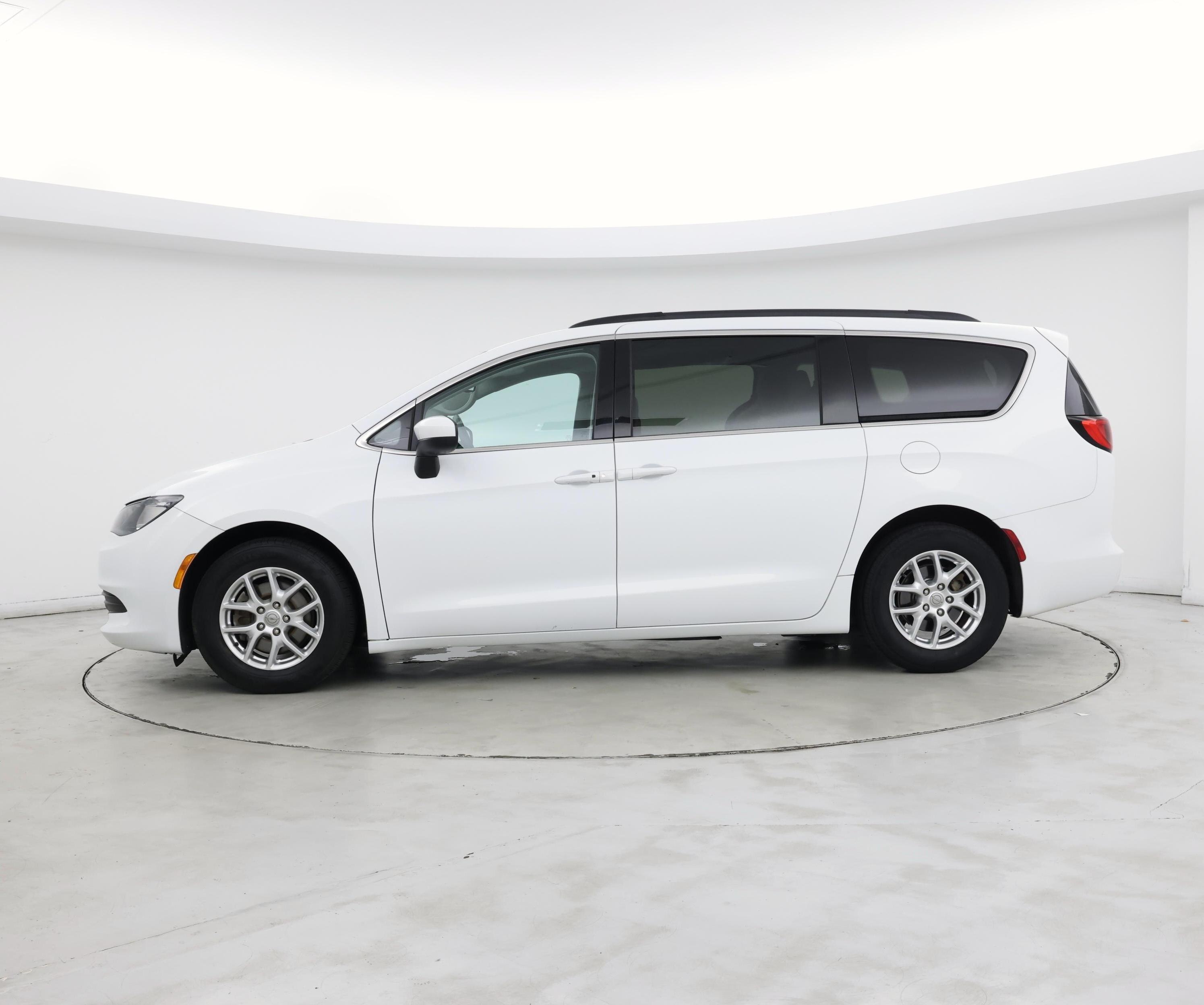 Thumbnail: 2017 Chrysler Pacifica - 3