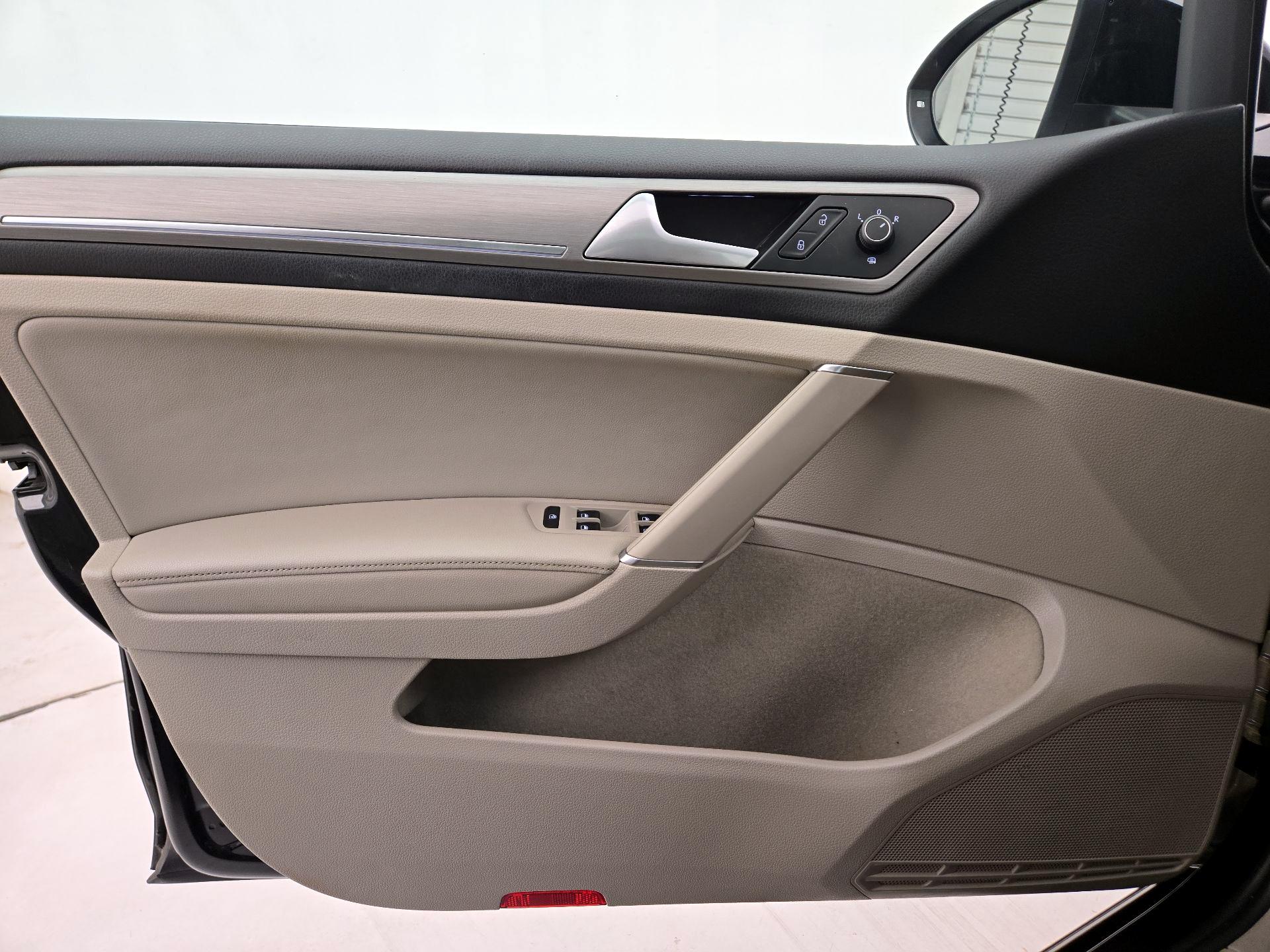 Thumbnail: 2015 Volkswagen Golf - 12