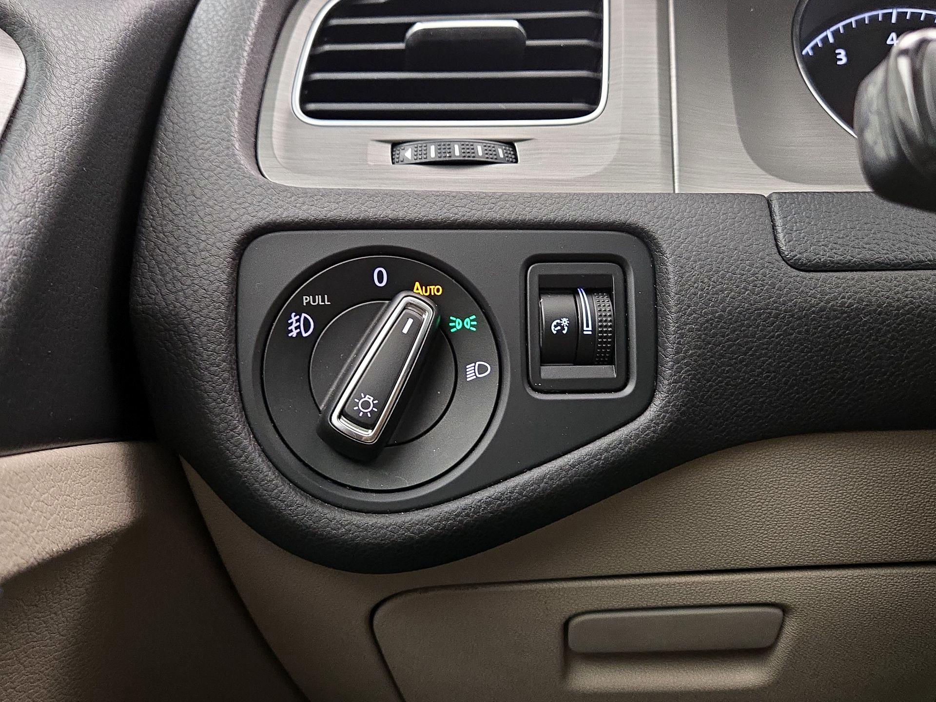 Thumbnail: 2015 Volkswagen Golf - 13