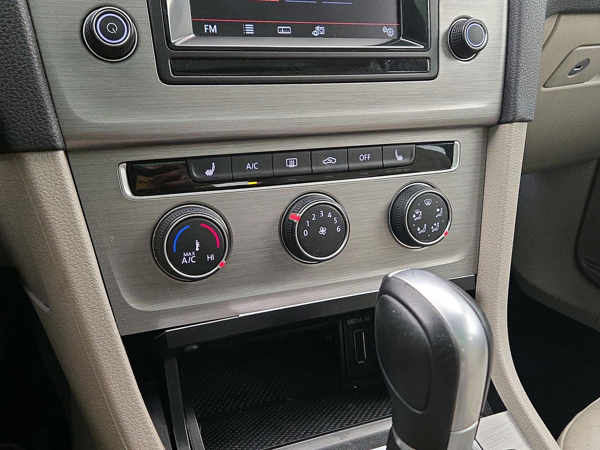 Thumbnail: 2015 Volkswagen Golf - 16