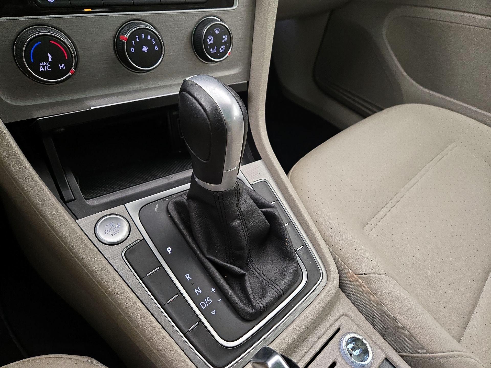 Thumbnail: 2015 Volkswagen Golf - 17