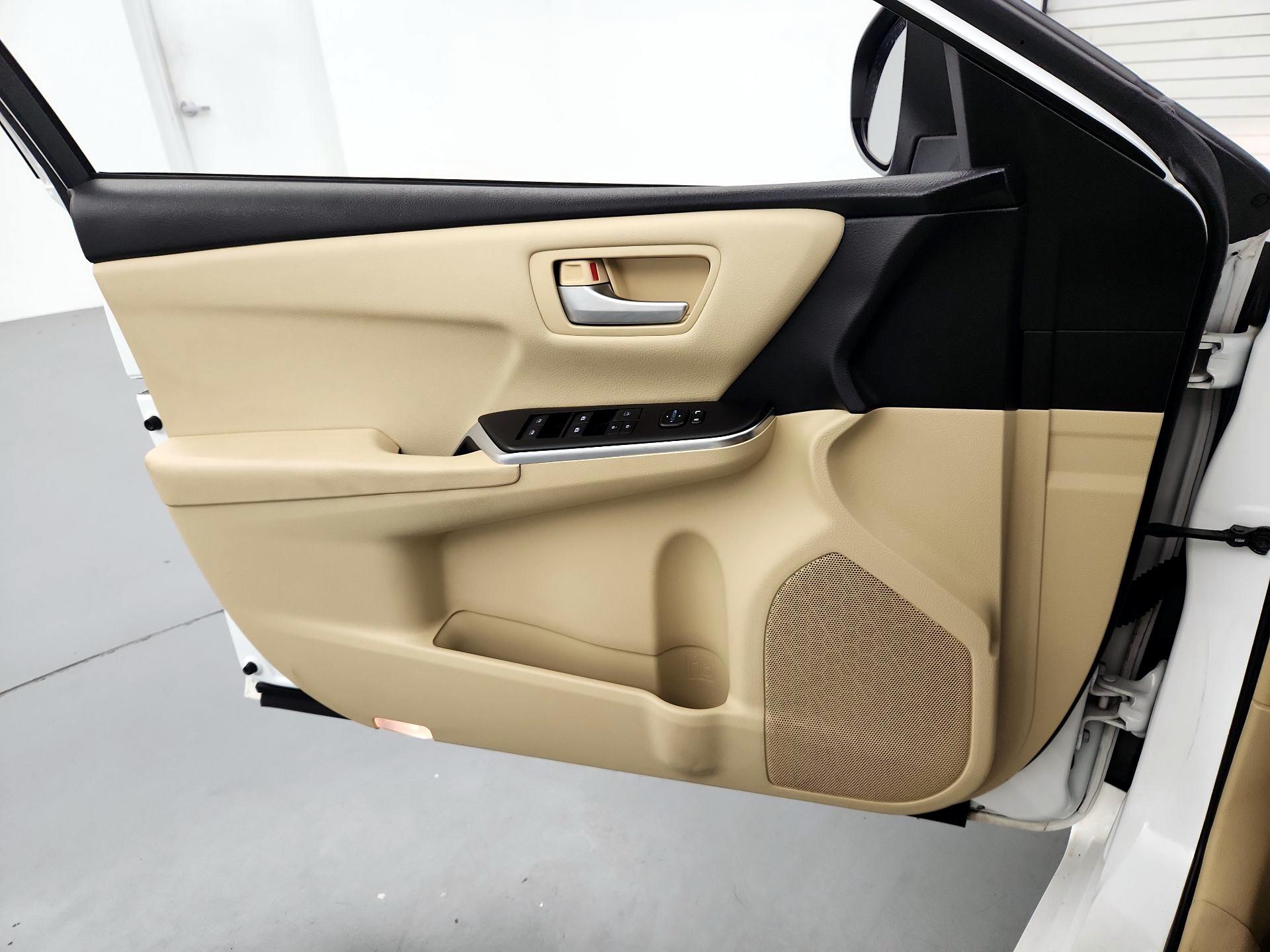 Thumbnail: 2016 Toyota Camry - 12