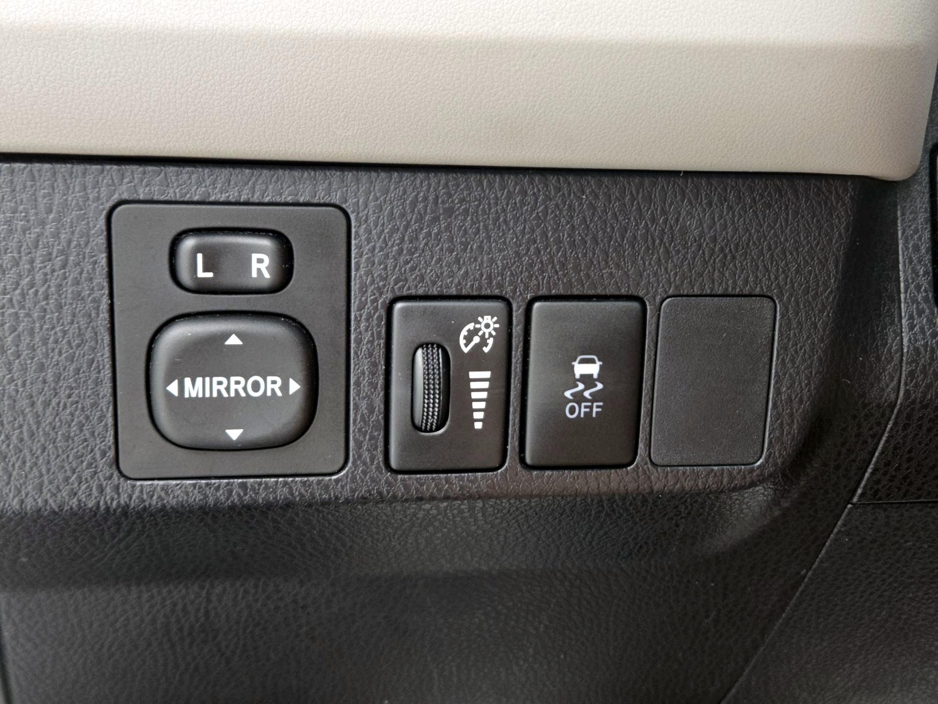 Thumbnail: 2015 Toyota RAV4 - 13
