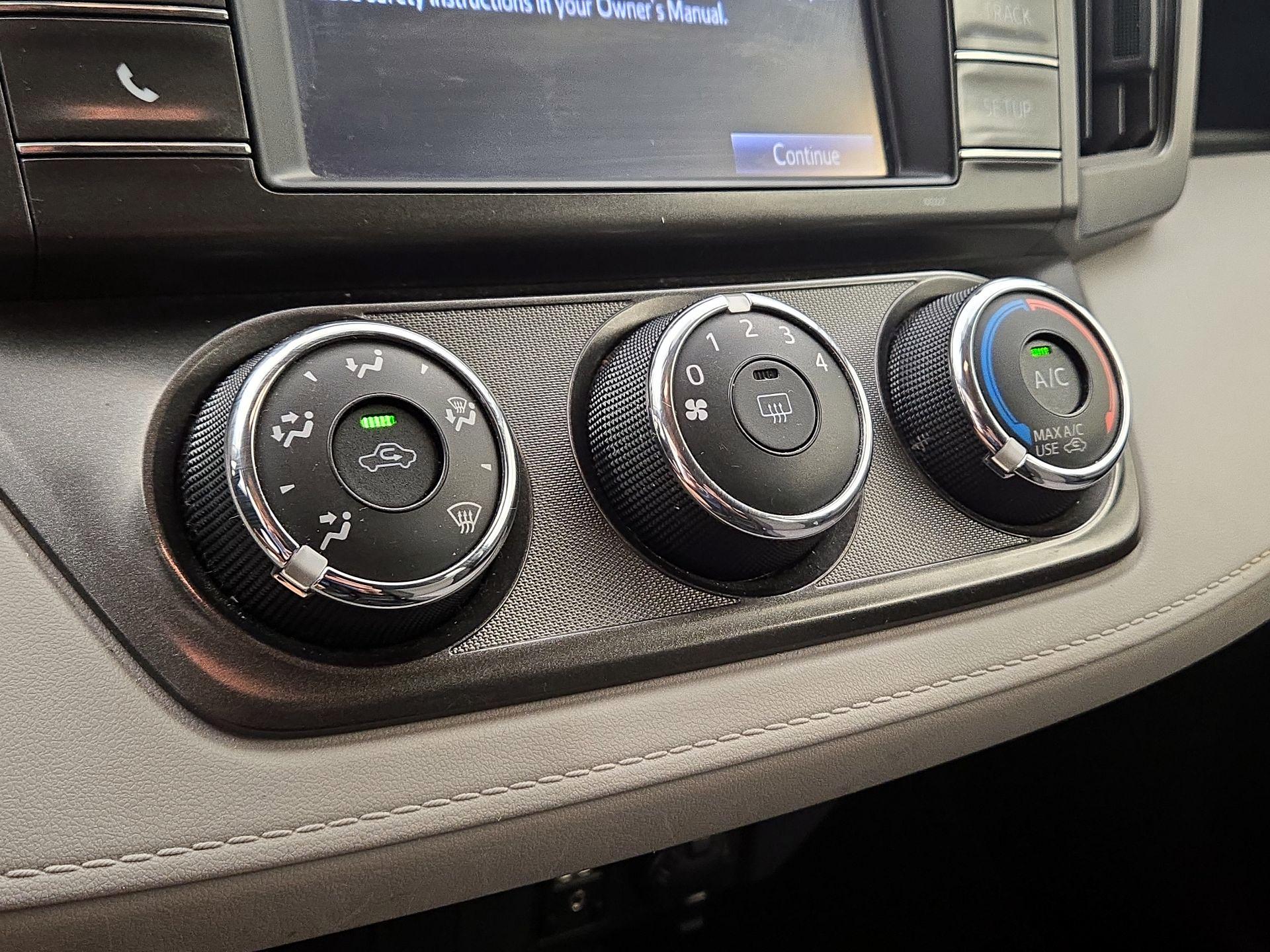 Thumbnail: 2015 Toyota RAV4 - 16